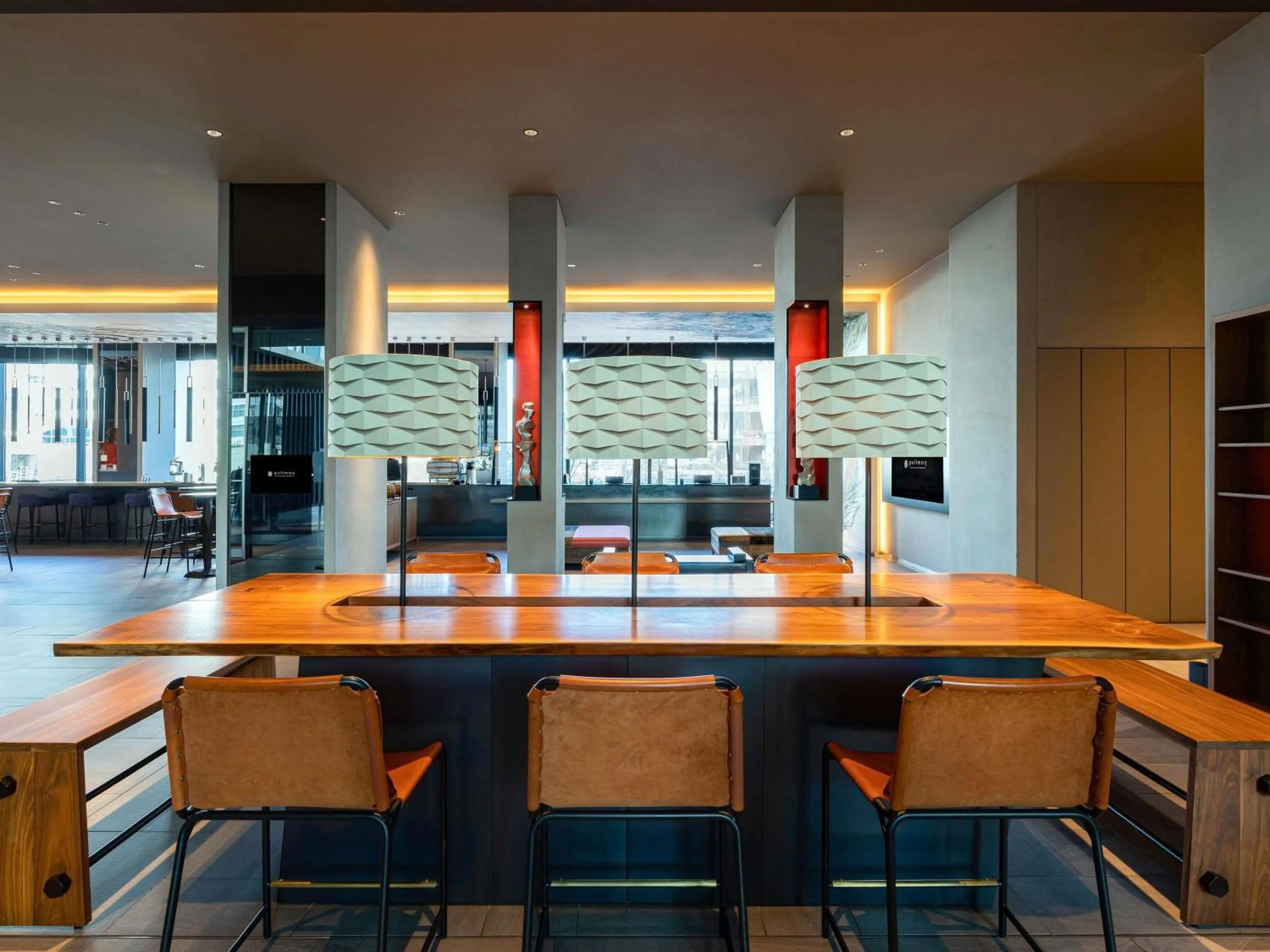 Lounge or bar in Pullman Tokyo Tamachi