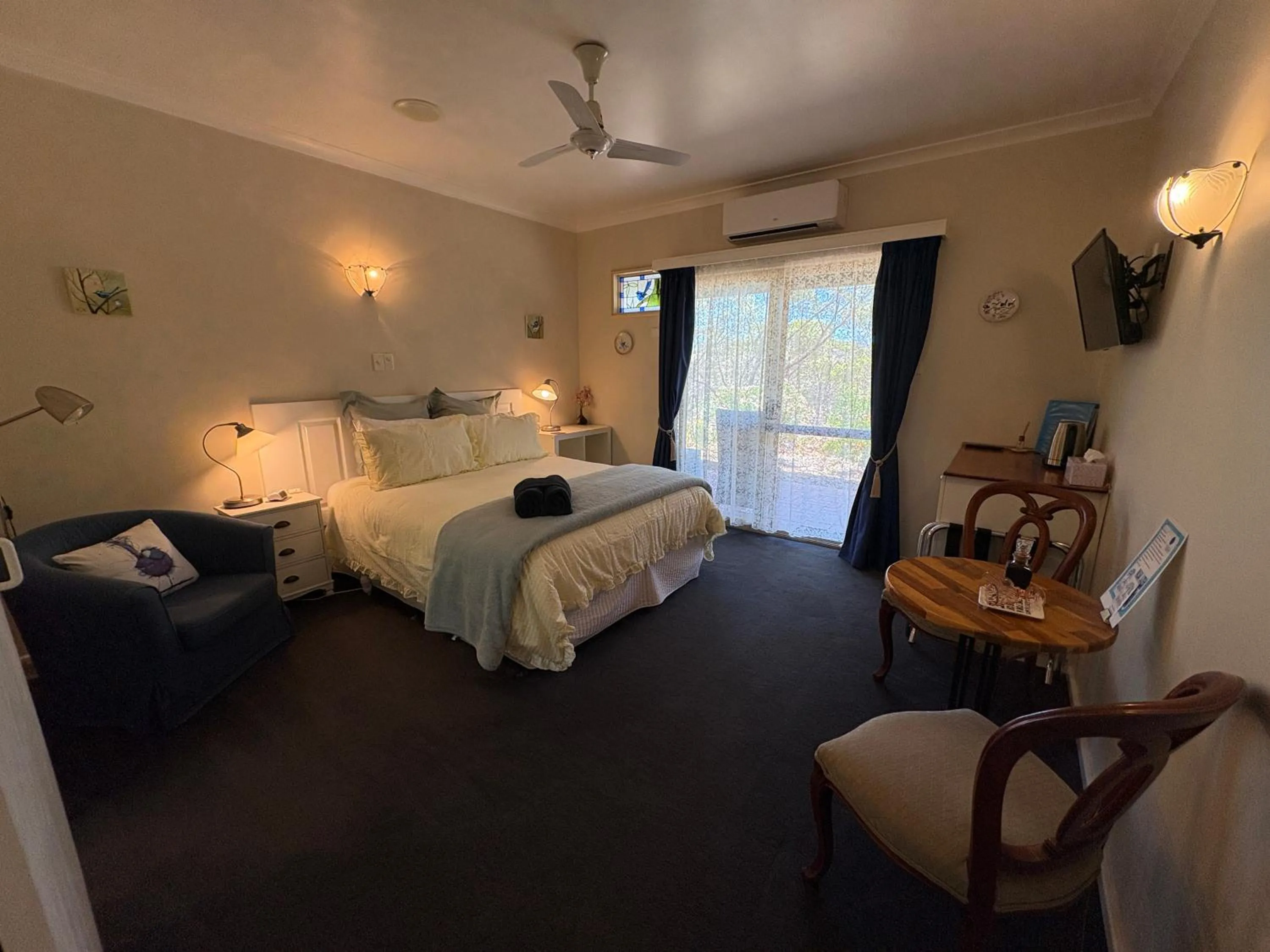 Bed in Pecan Hill BNB