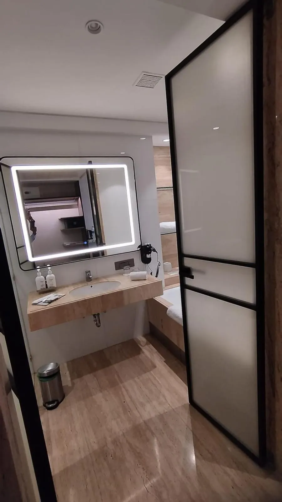 Bathroom in Mirage Hotel, Mumbai International Airport