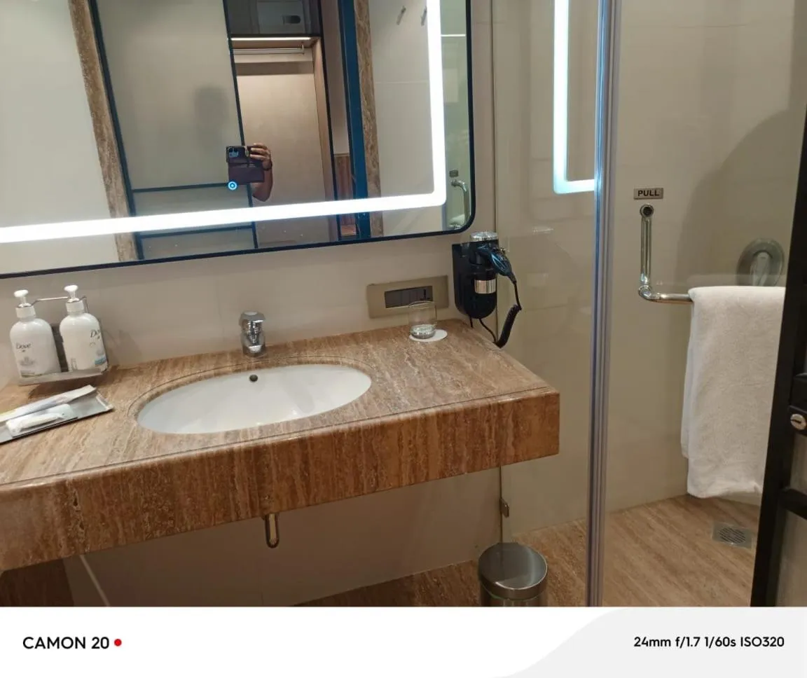 Bathroom in Mirage Hotel, Mumbai International Airport