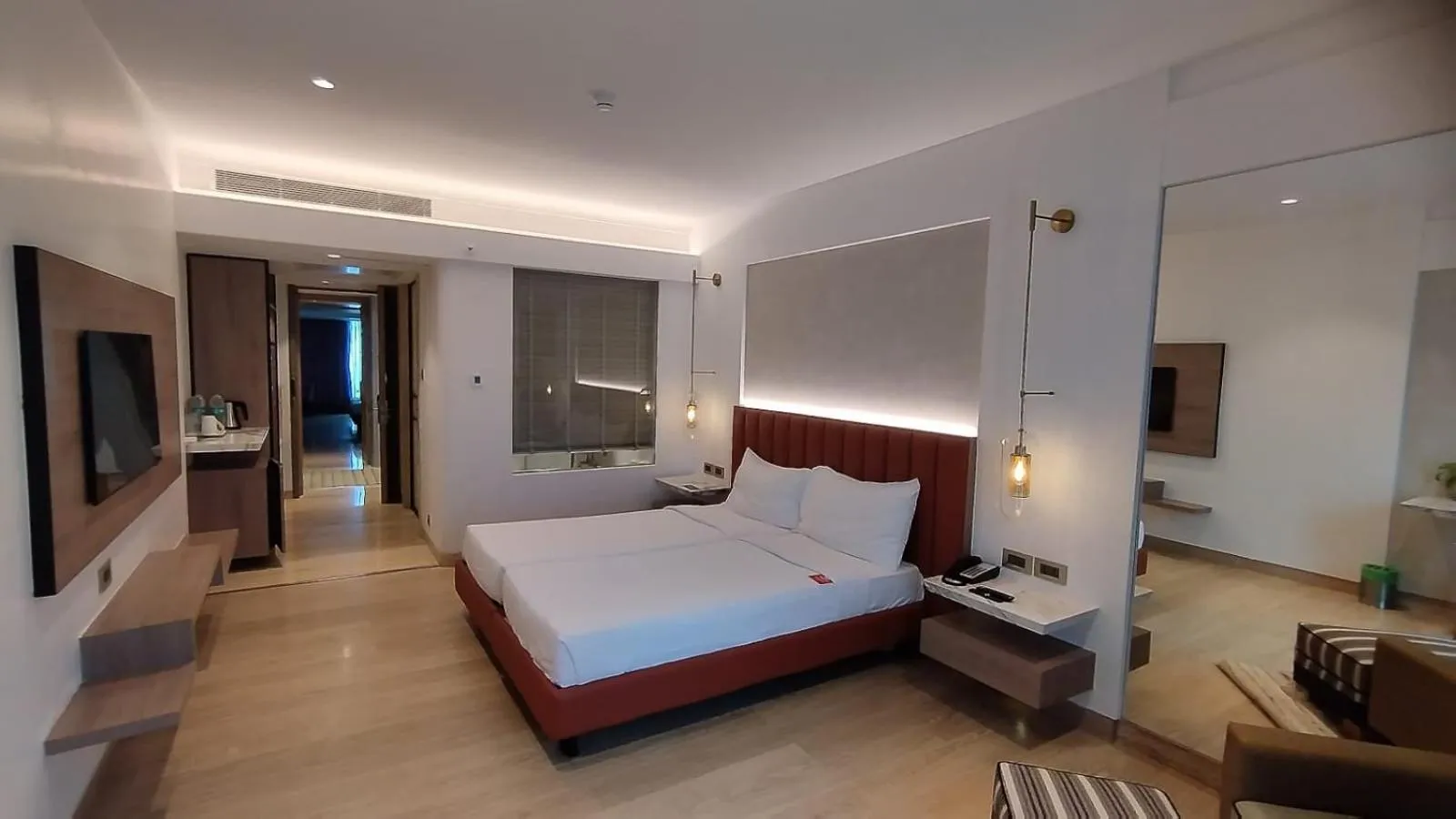 TV and multimedia, Bed in Mirage Hotel, Mumbai International Airport