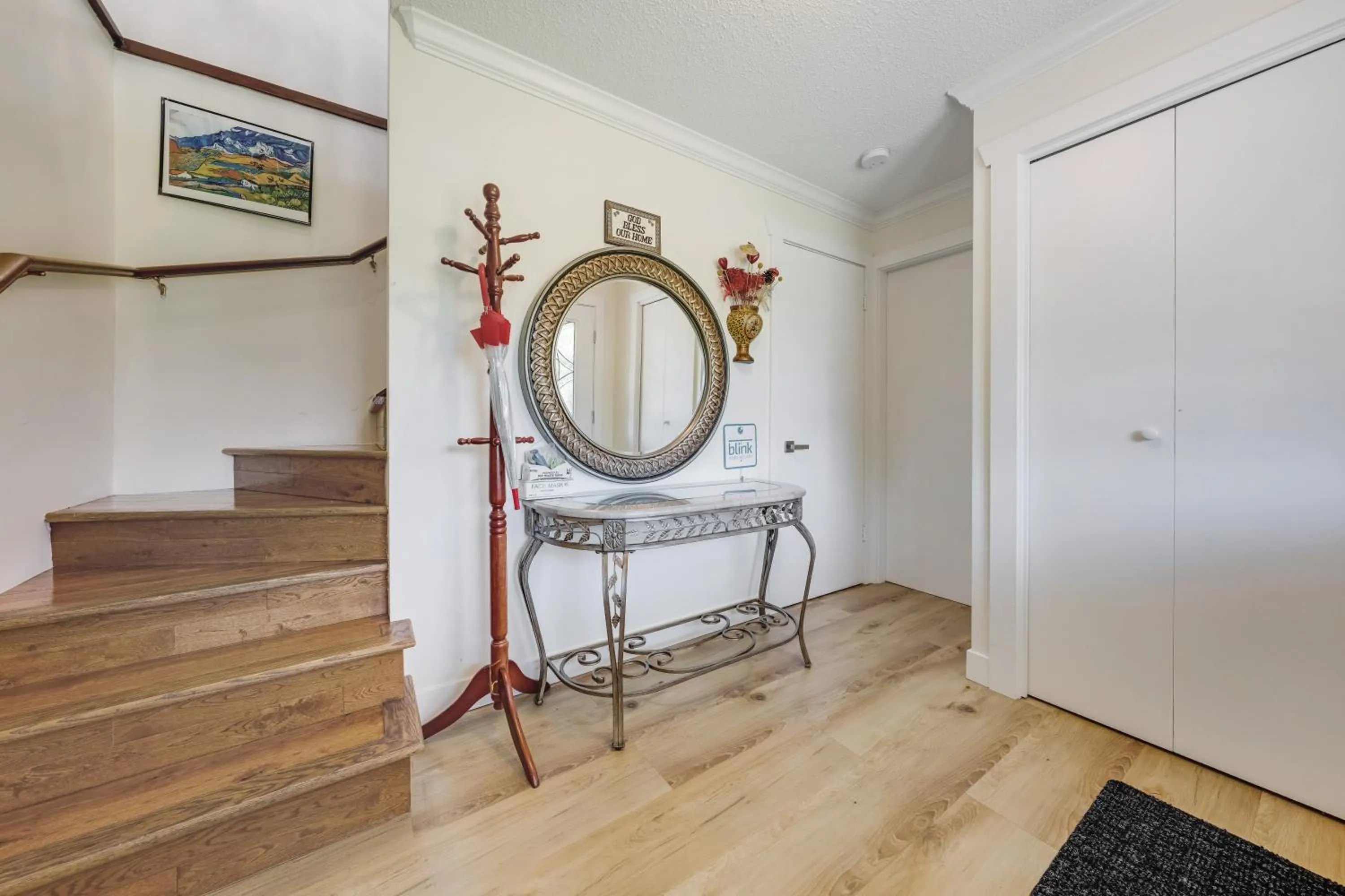 Facade/entrance in Quite House near the Vancouver Airport