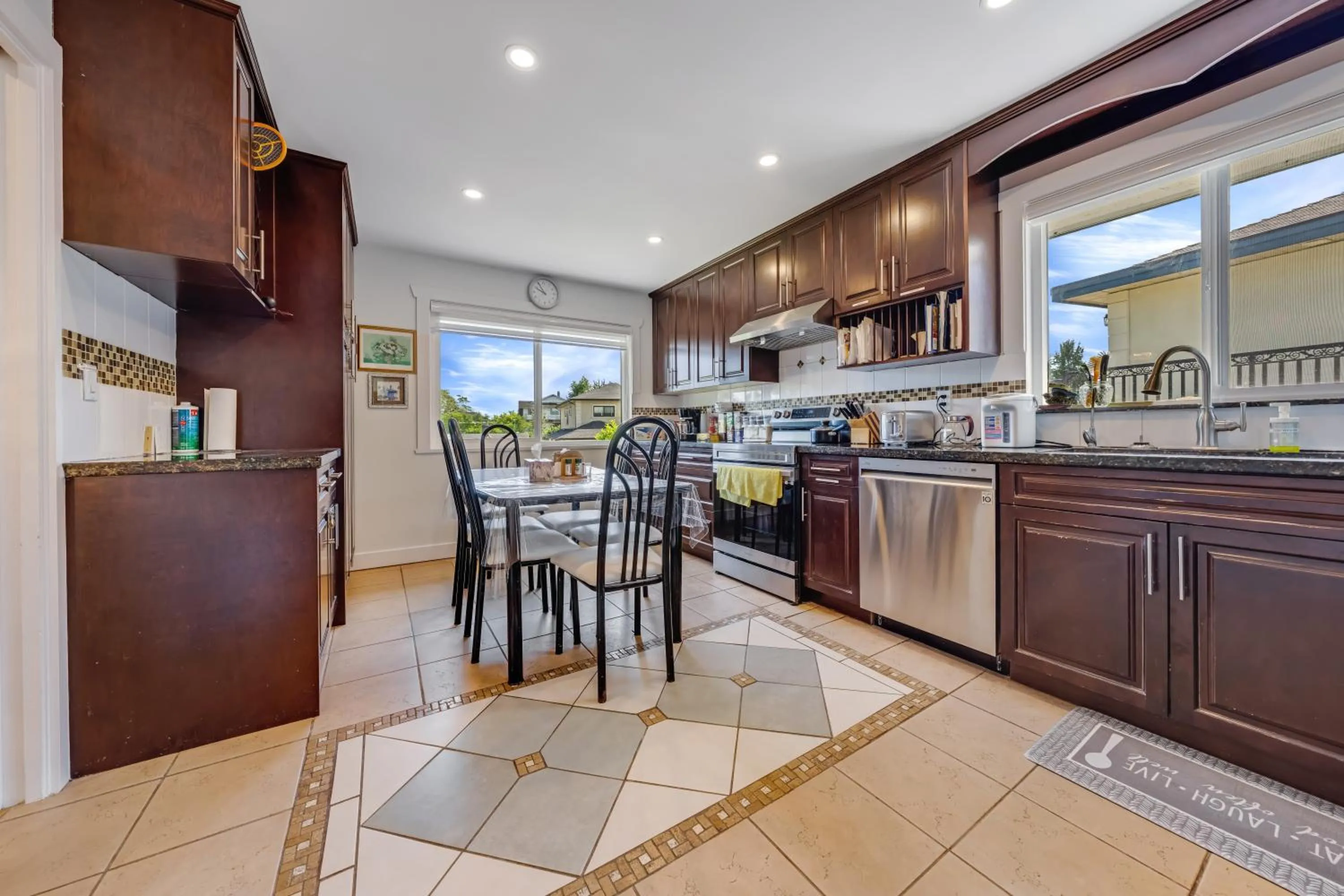 Kitchen or kitchenette in Quite House near the Vancouver Airport