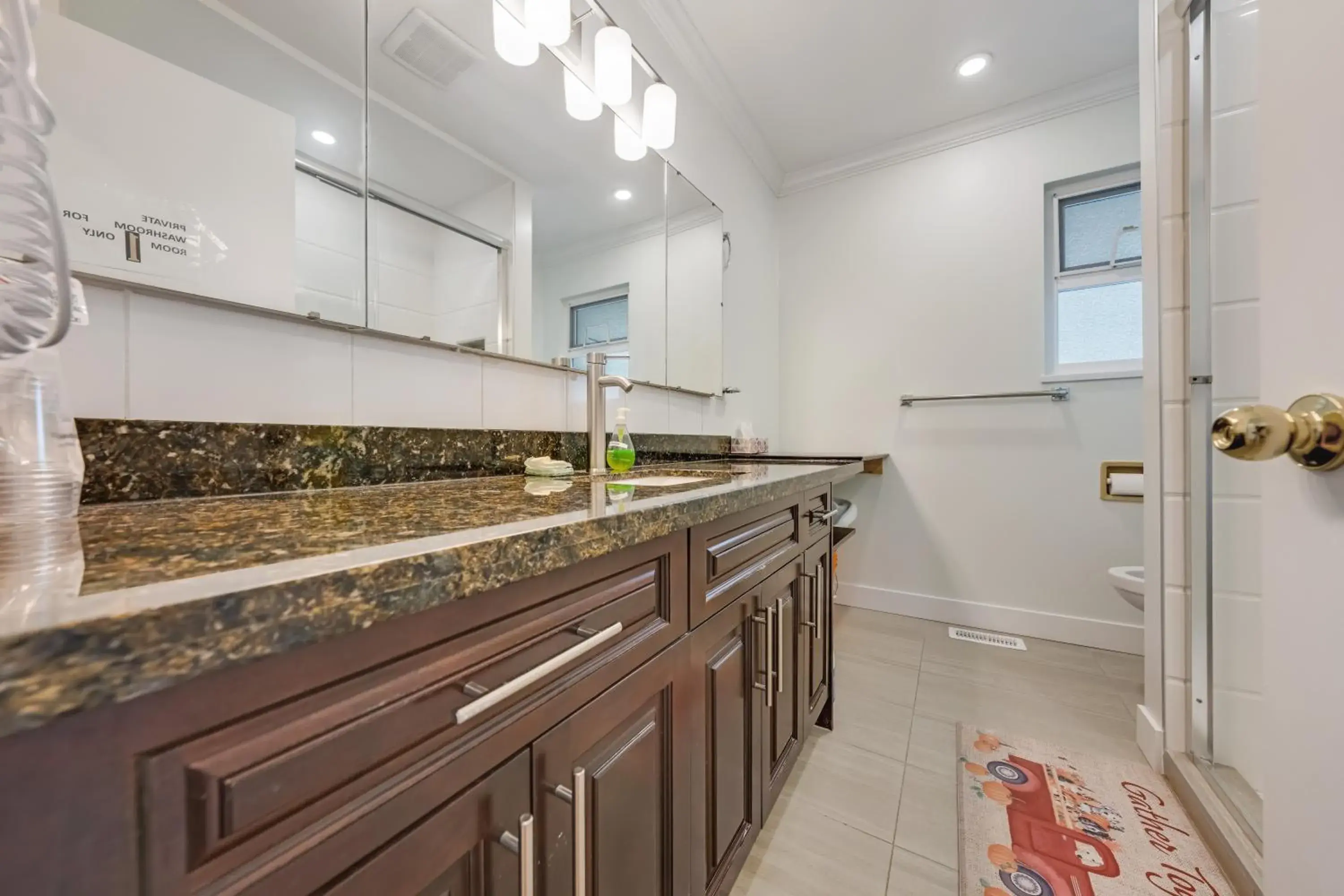 Family Room with Garden View - single occupancy in Quite House near the Vancouver Airport Family Room with Garden View - single occupancy in Quite House near the Vancouver Airport