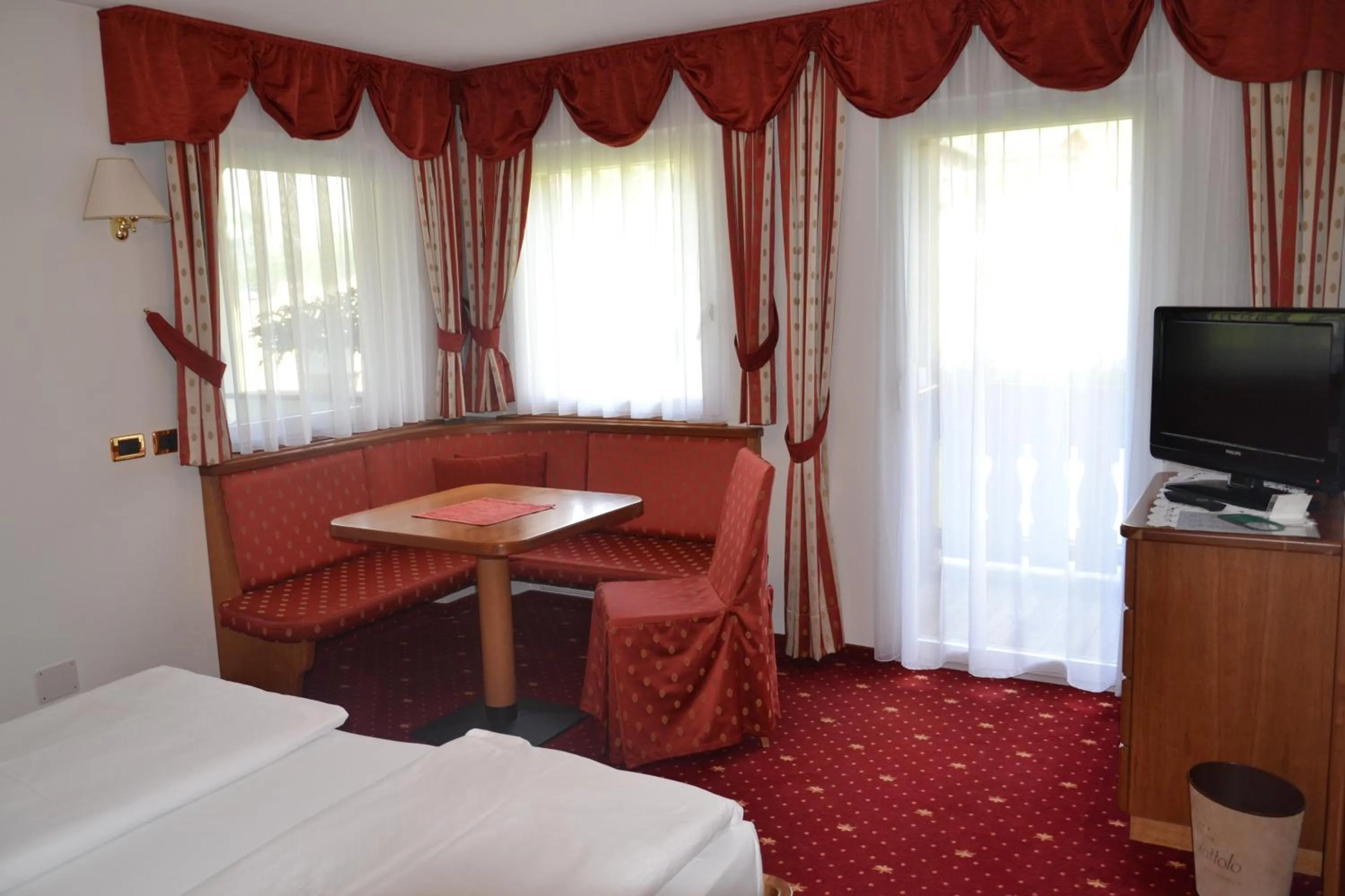 Balcony/Terrace, Bed in Hotel Scoiattolo