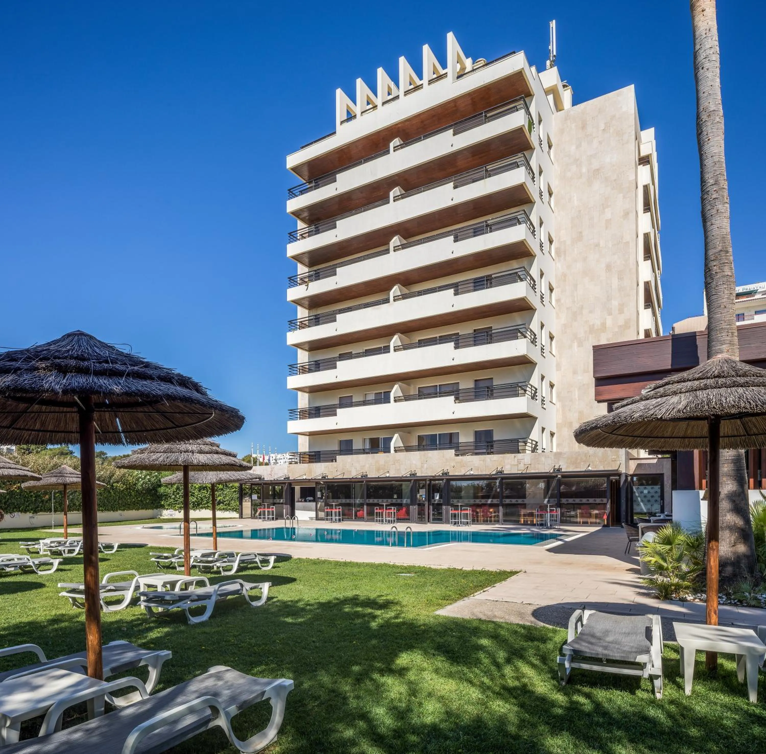 Property building in Interpass Vau Hotel Apartamentos