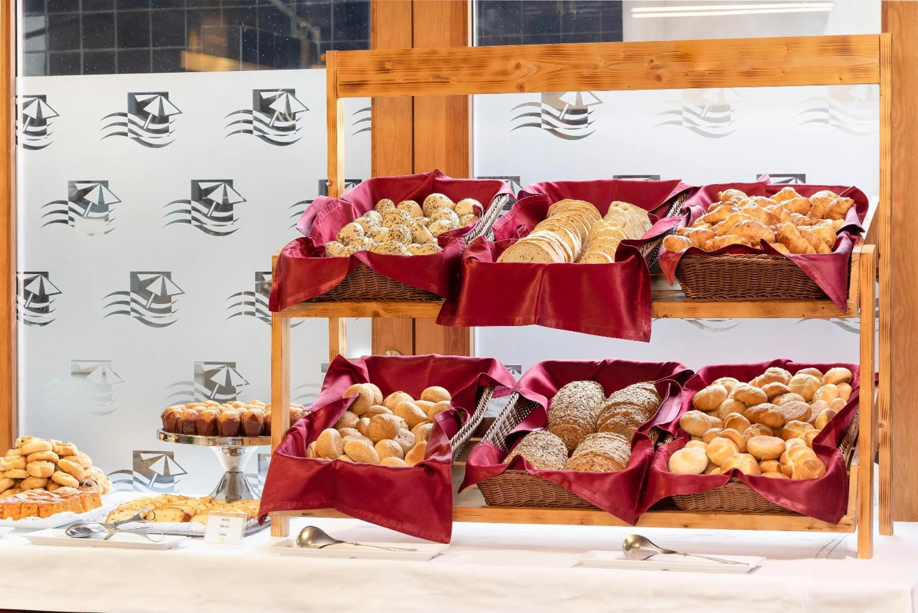 Restaurant/places to eat in Interpass Vau Hotel Apartamentos