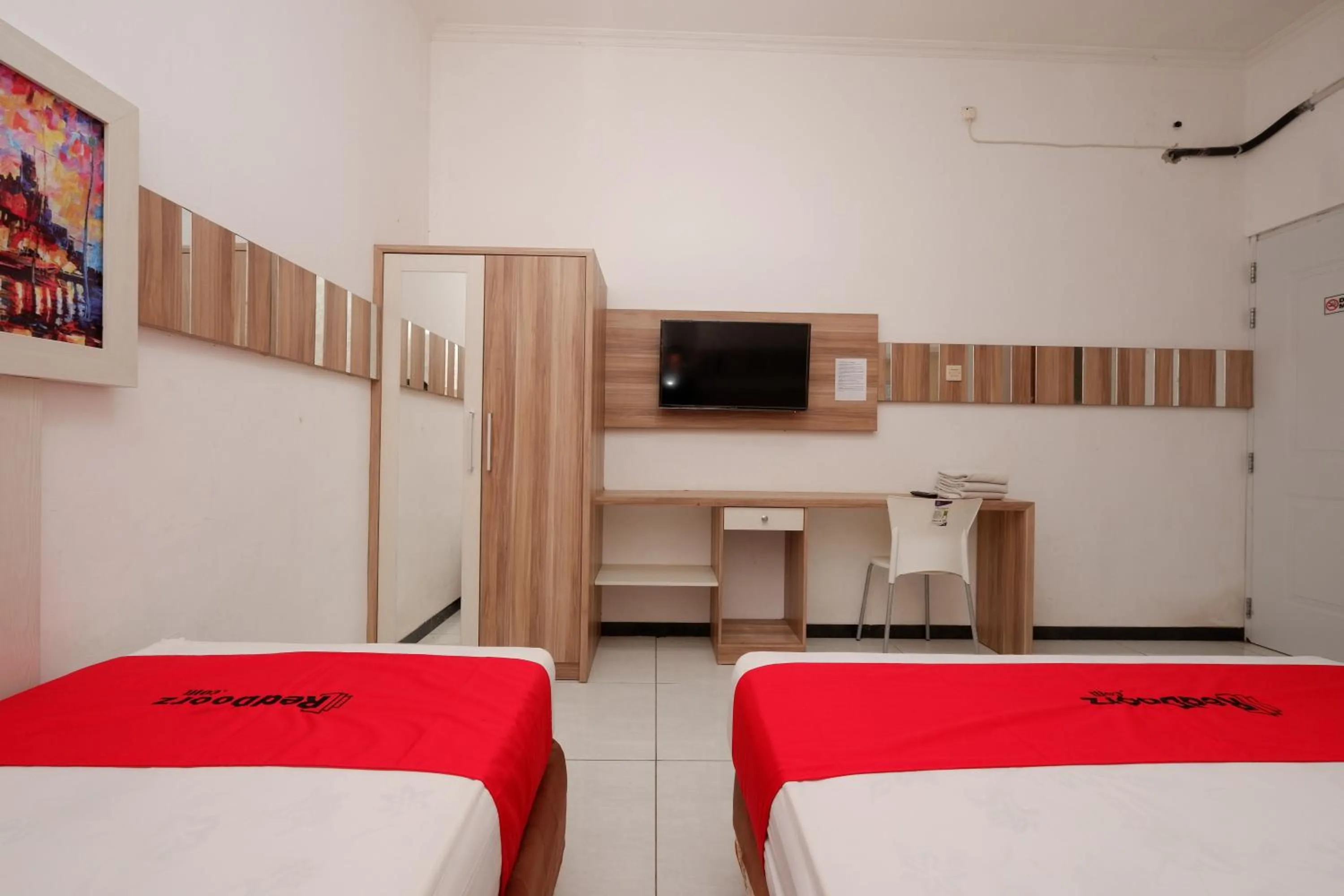 Bedroom, Bed in RedDoorz near Plaza Simpang Lima
