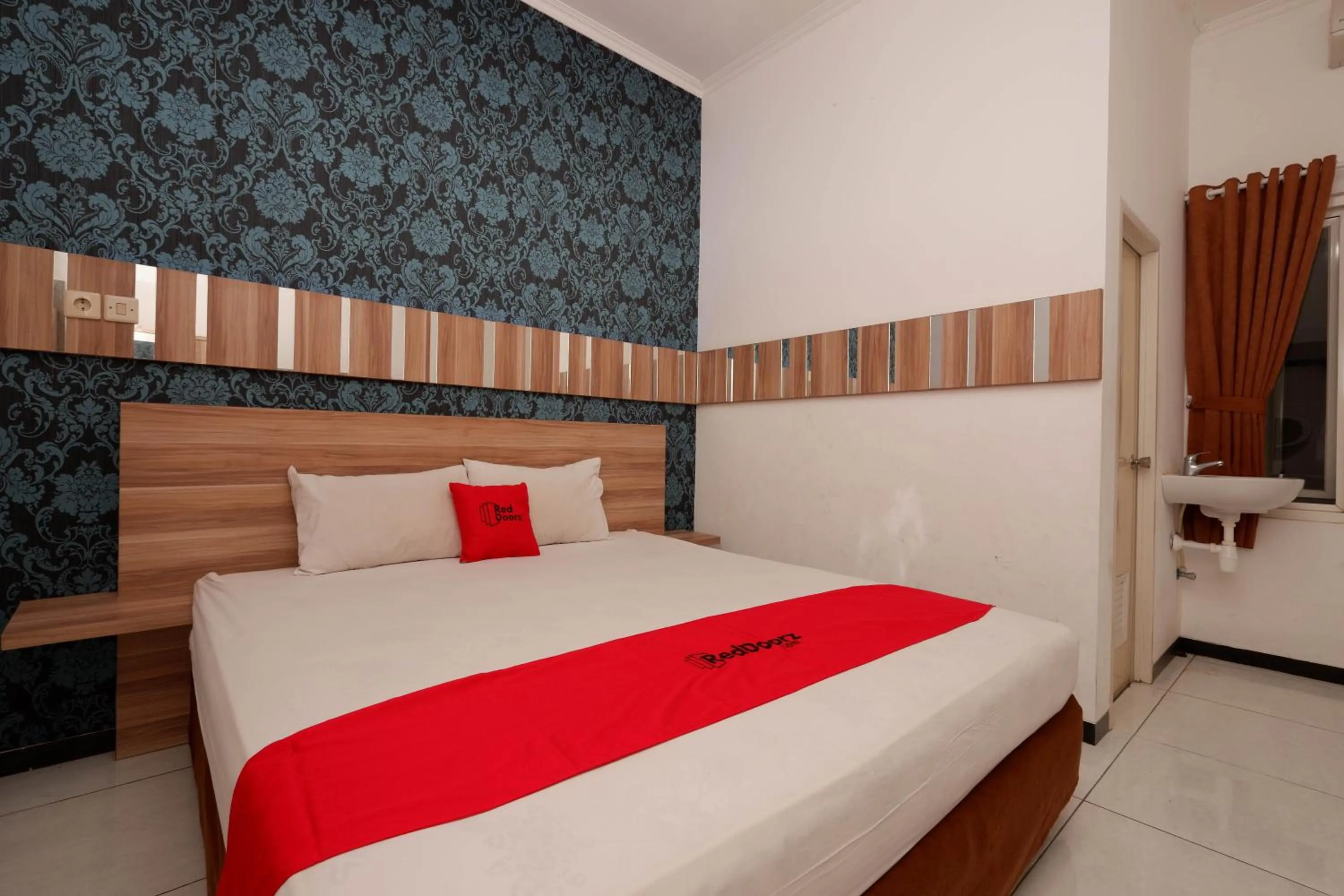 Bedroom, Bed in RedDoorz near Plaza Simpang Lima