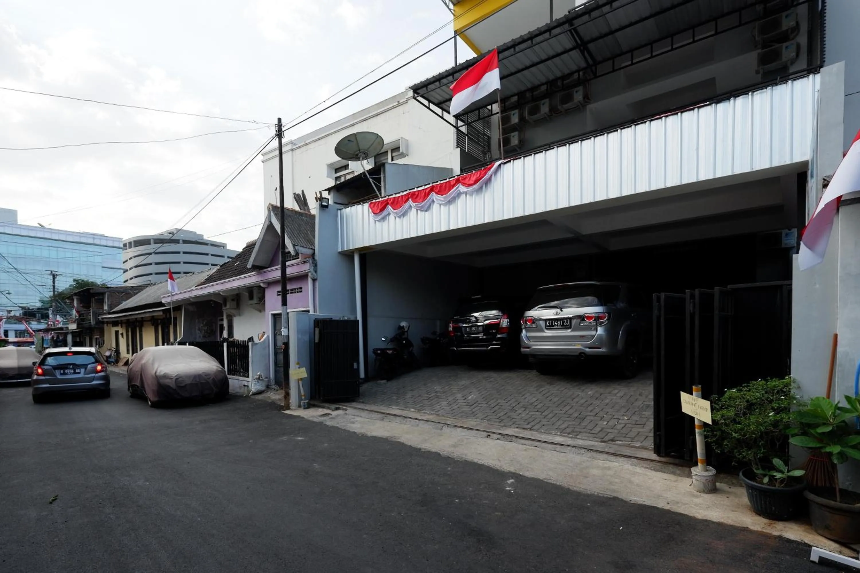 Property building in RedDoorz near Plaza Simpang Lima