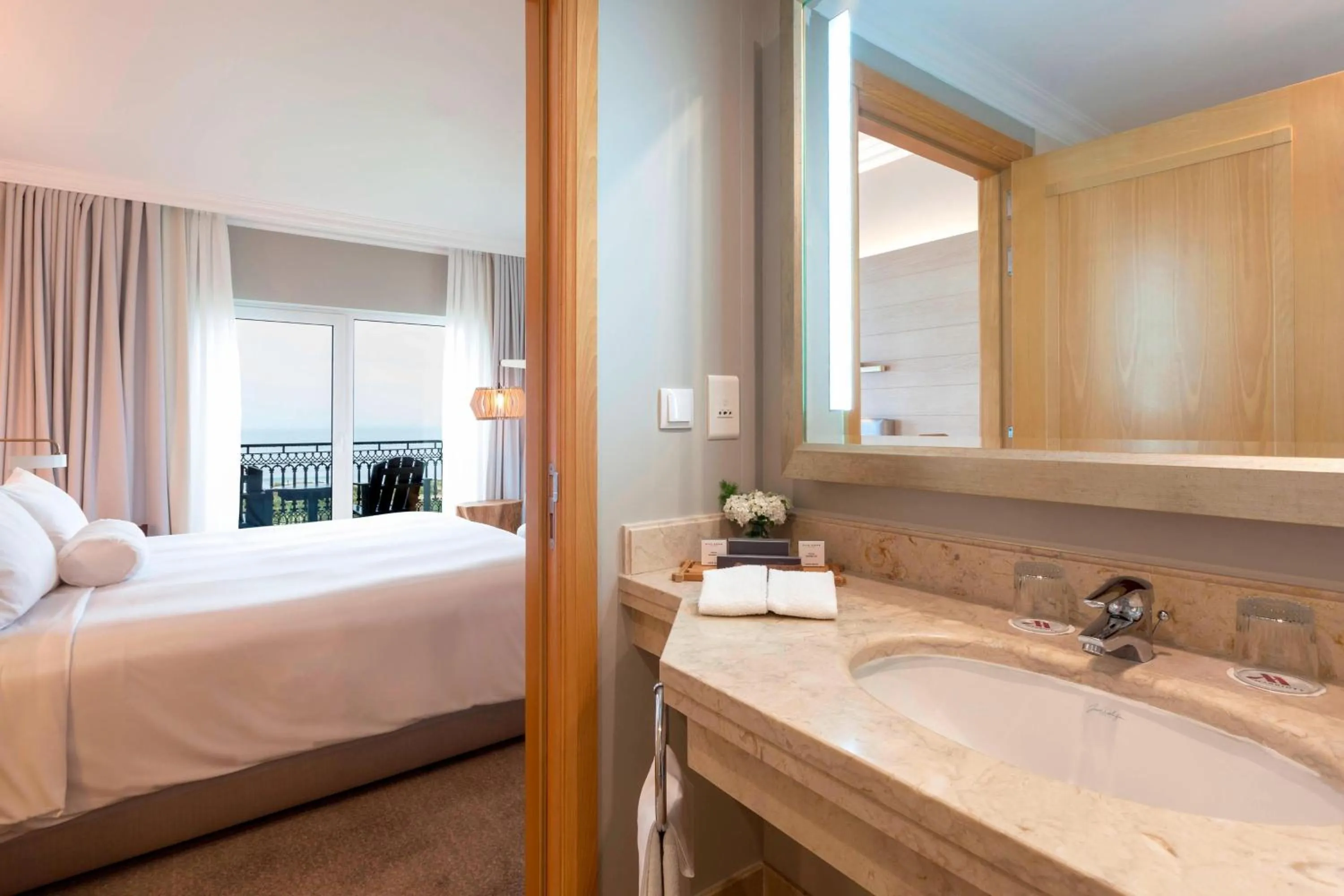 Bathroom, Bed in Praia D'El Rey Marriott Golf & Beach Resort