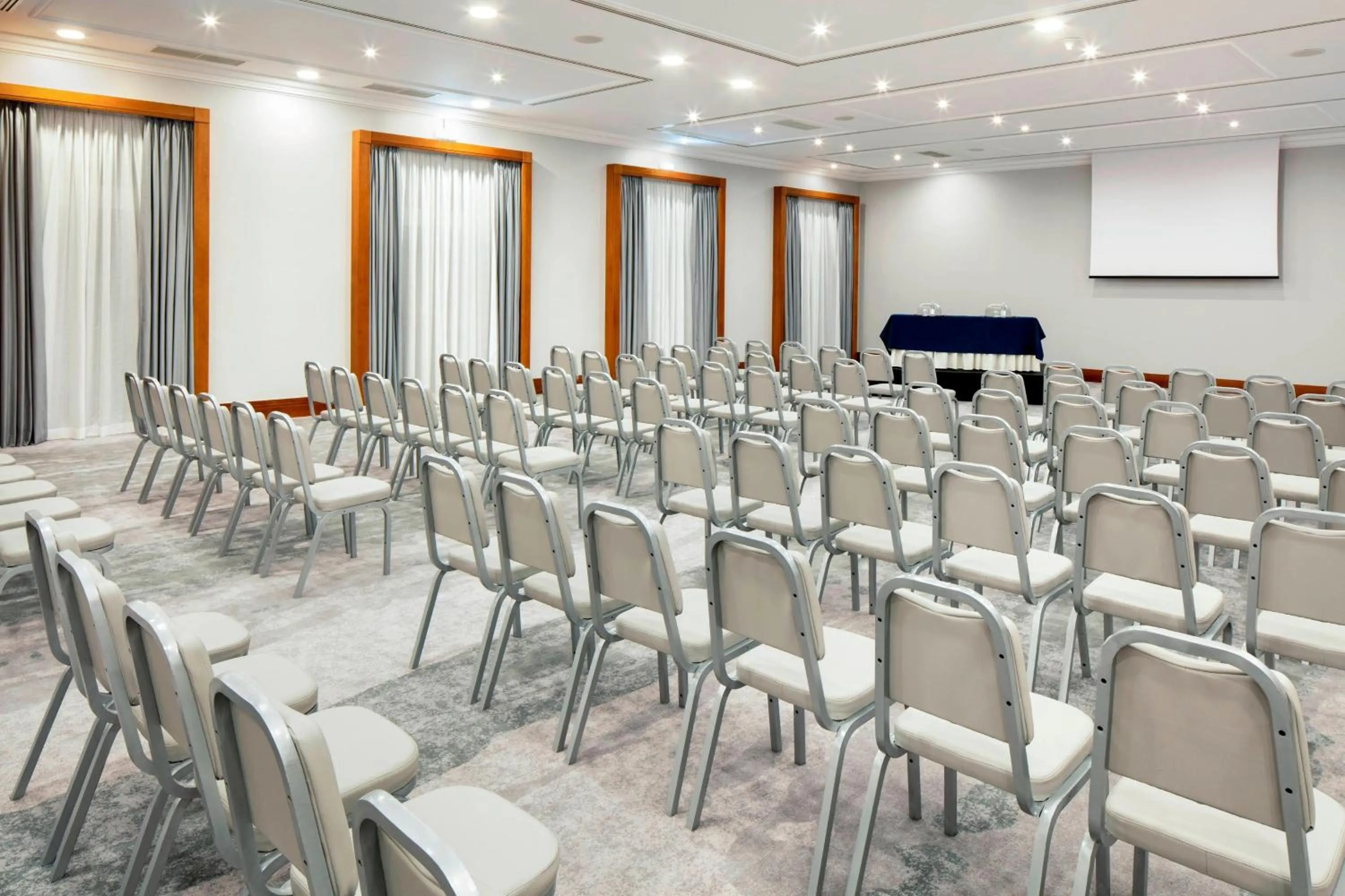 Meeting/conference room in Praia D'El Rey Marriott Golf & Beach Resort