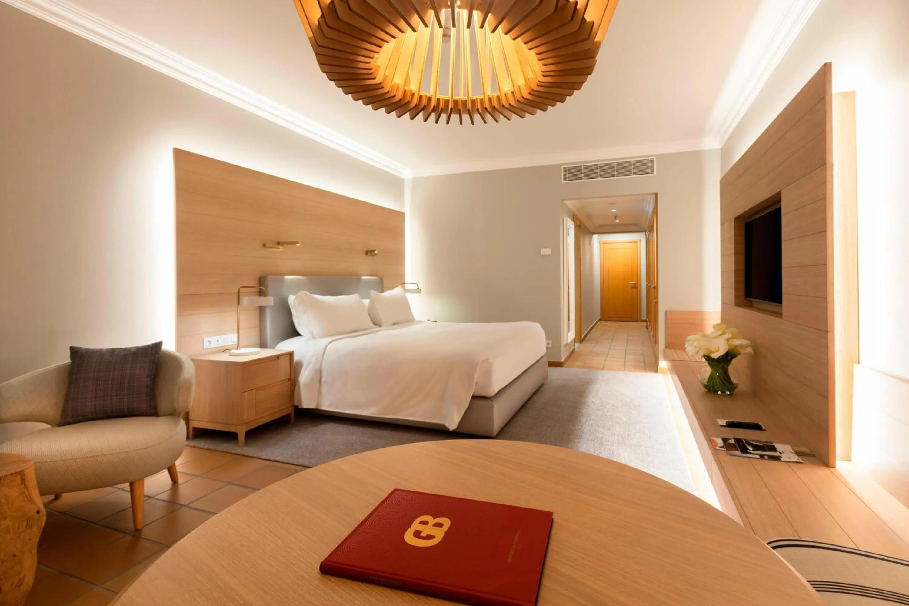 Photo of the whole room, Bed in Praia D'El Rey Marriott Golf & Beach Resort