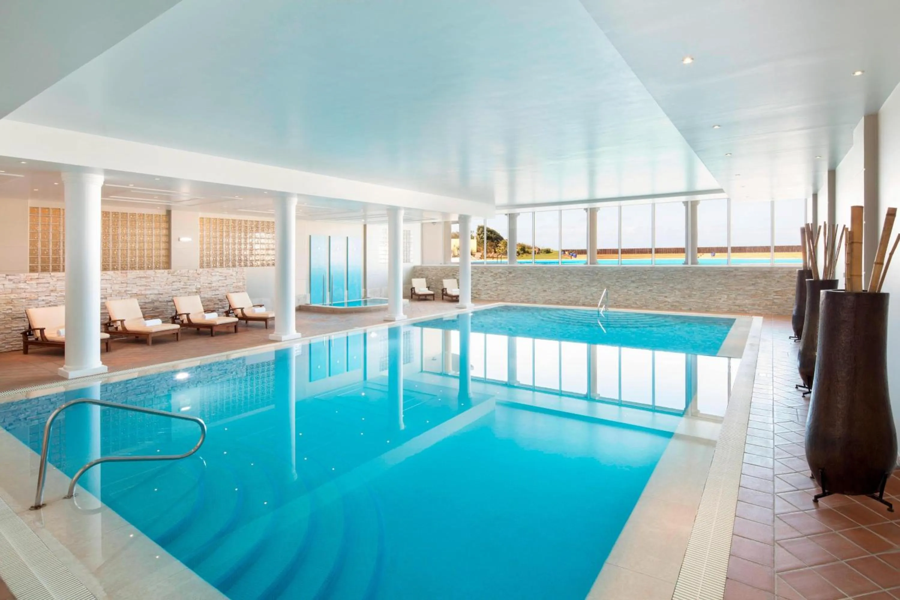 Swimming pool in Praia D'El Rey Marriott Golf & Beach Resort