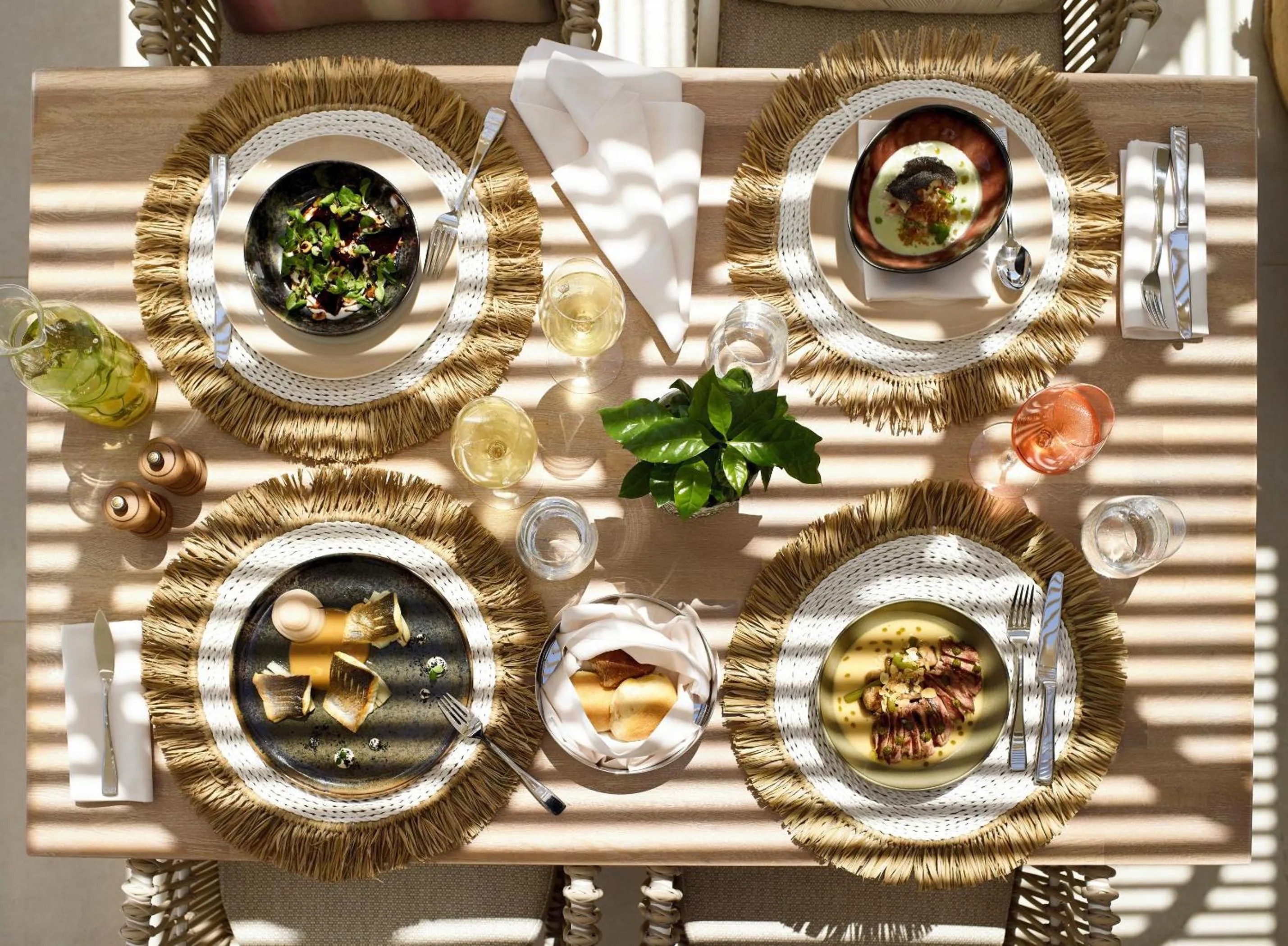 Restaurant/places to eat in Ikos Aria