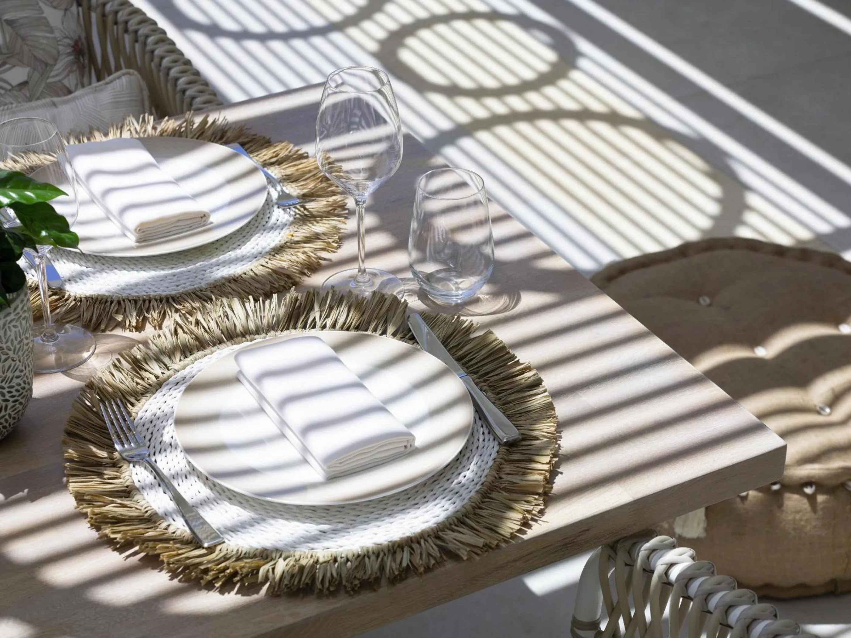 Restaurant/places to eat in Ikos Aria