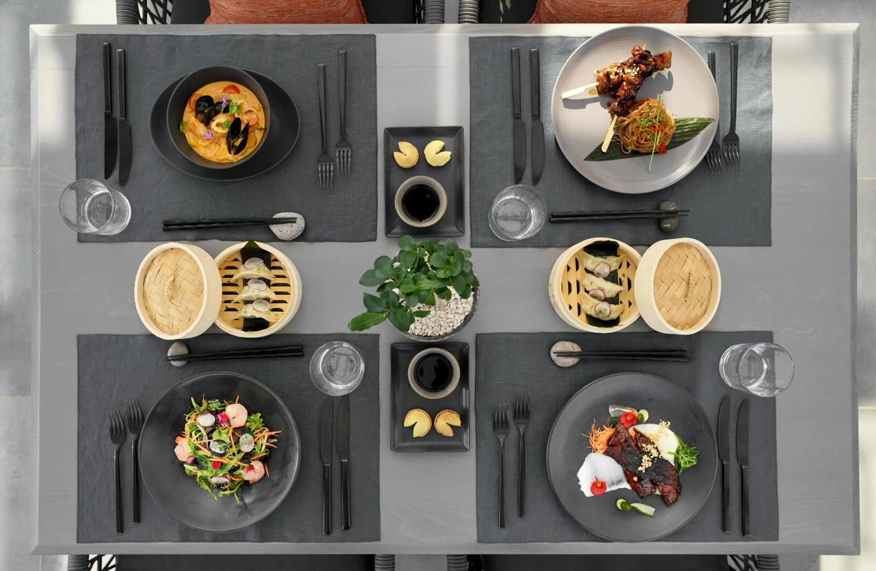 Restaurant/places to eat in Ikos Aria