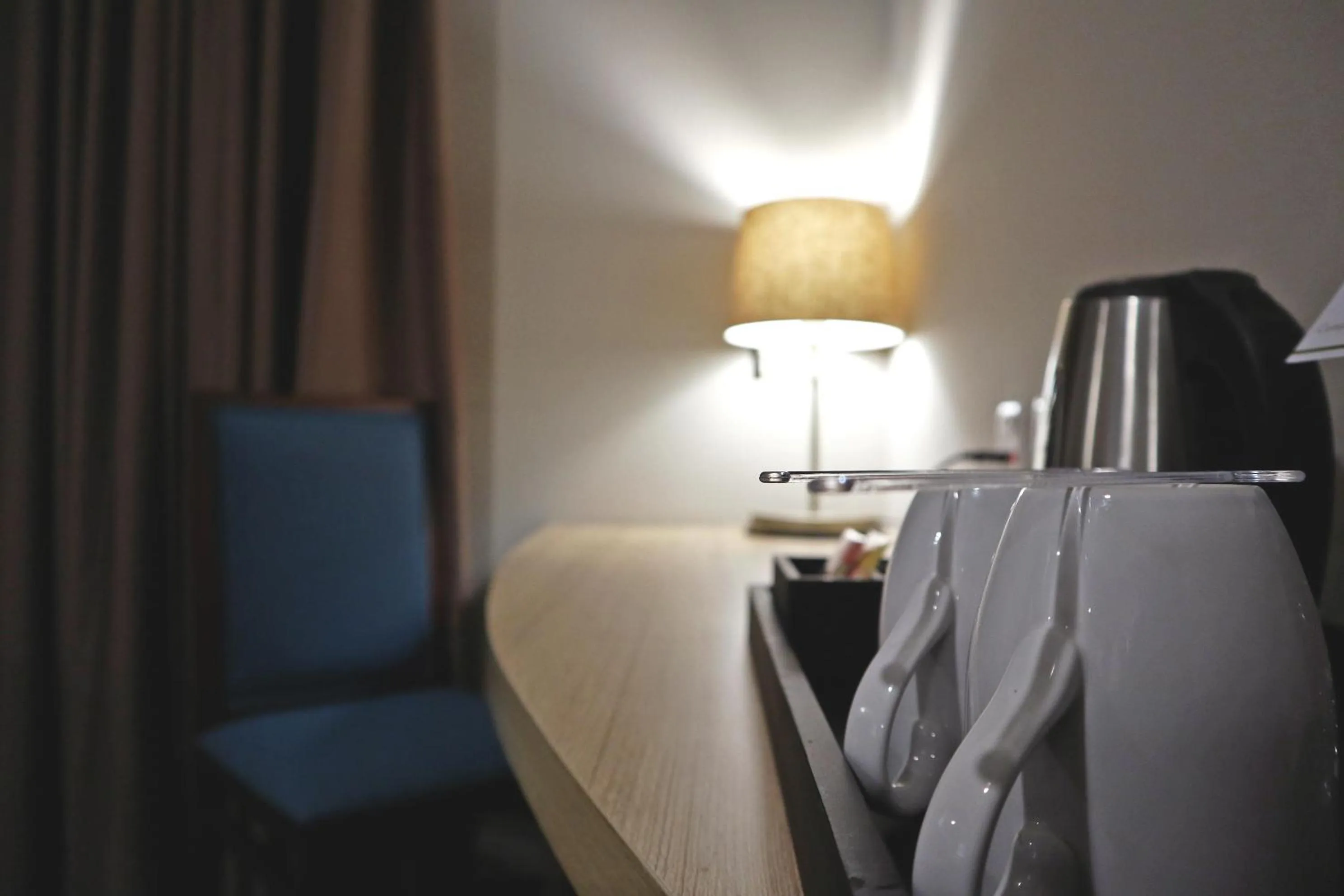 Coffee/tea facilities, Bed in Anara Sky Kualanamu Hotel