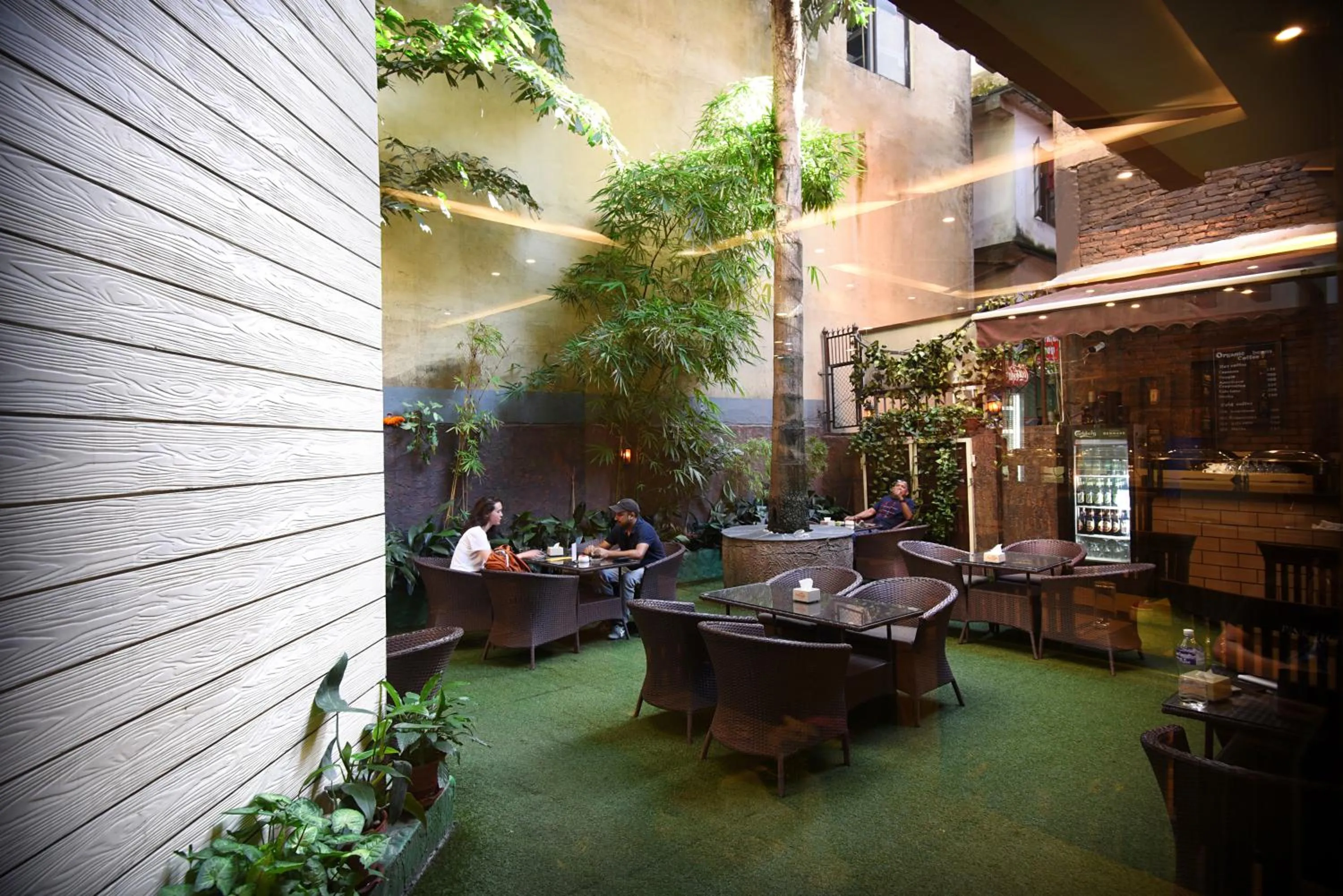 Restaurant/places to eat in Hotel Jampa