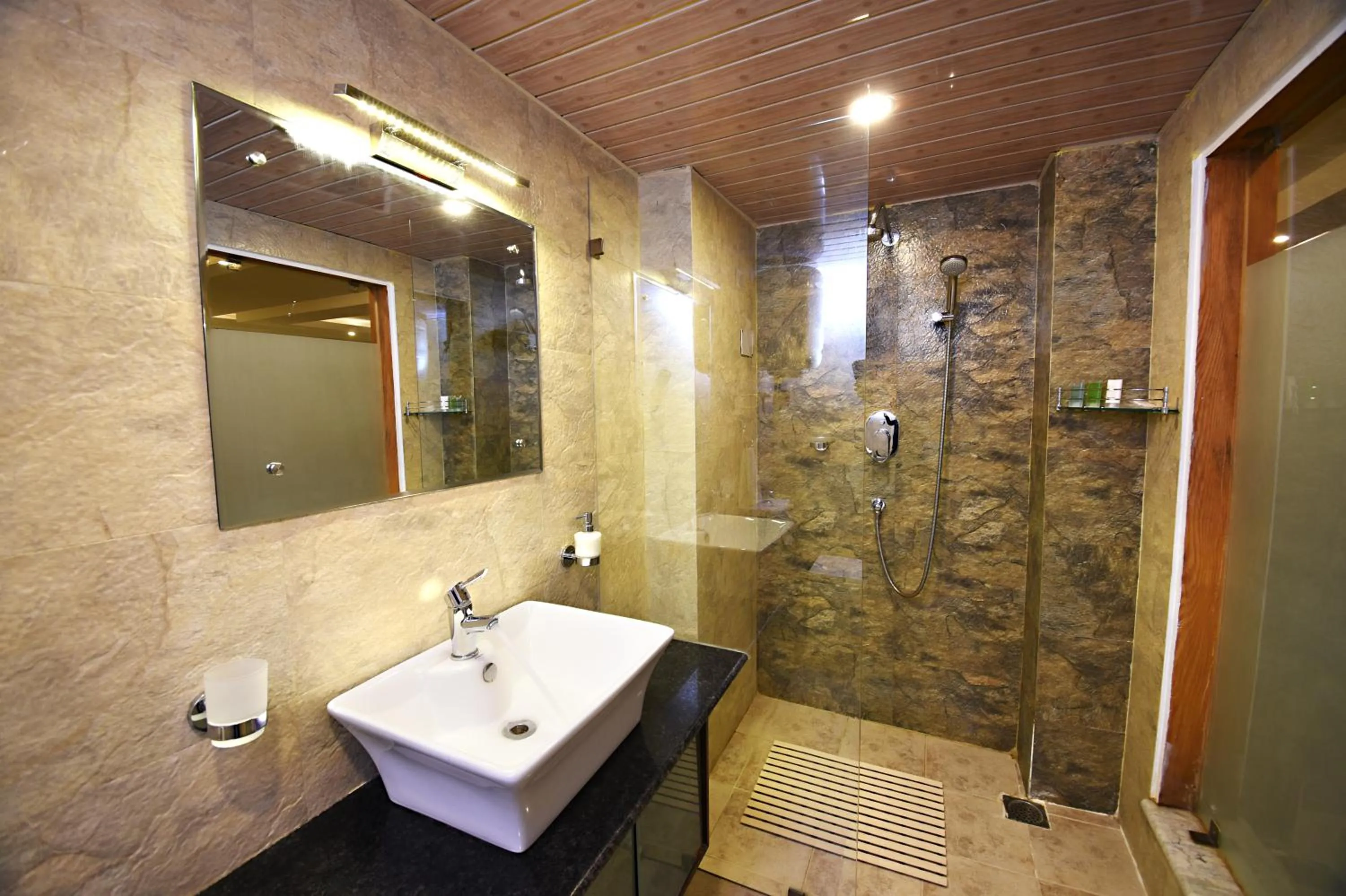 Shower in Hotel Jampa