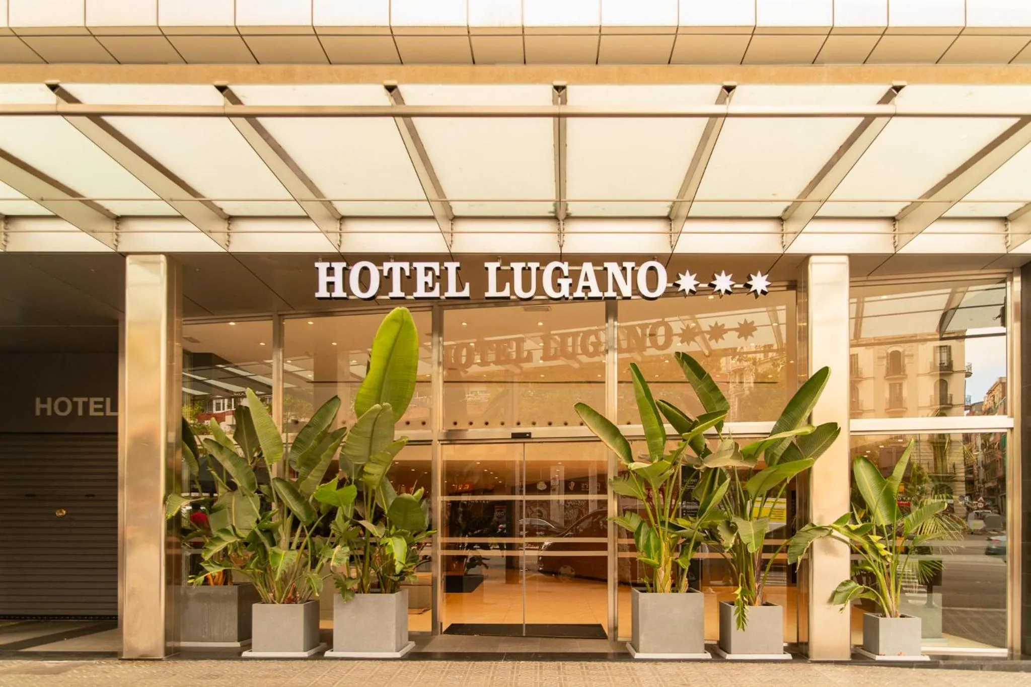 Facade/entrance in Hotel Lugano Barcelona