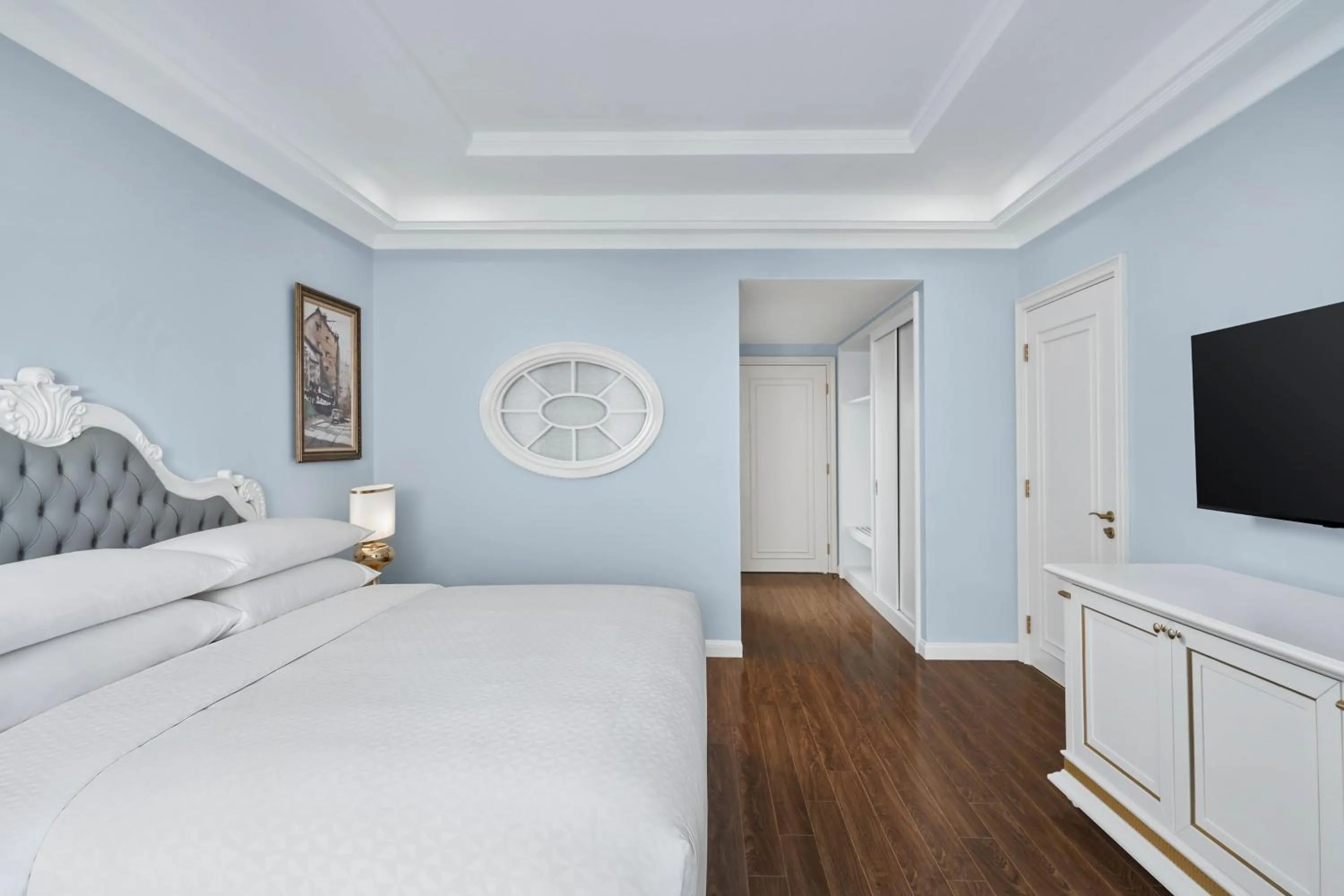 Photo of the whole room, Bed in Four Points by Sheraton Lang Son