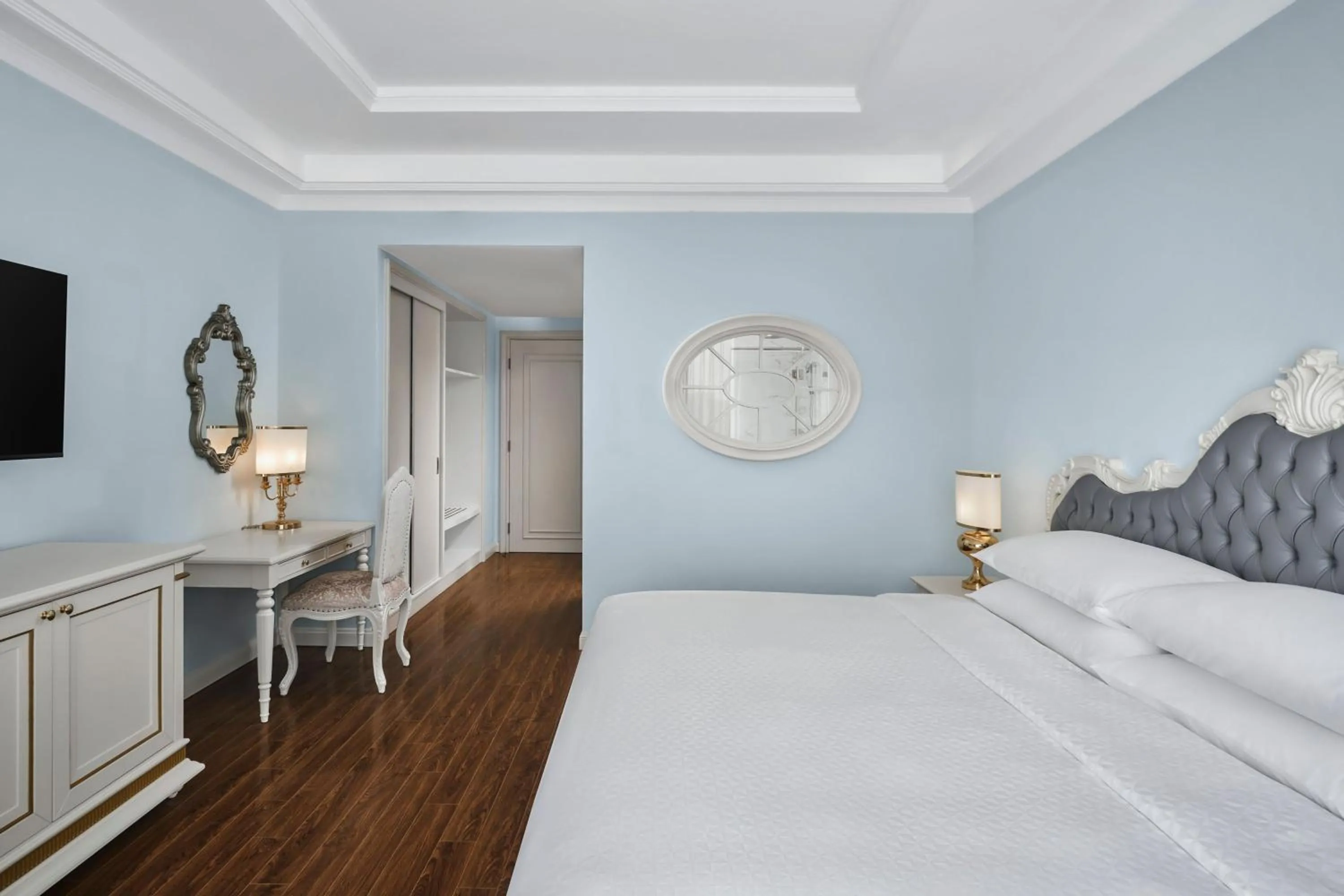 Photo of the whole room, Bed in Four Points by Sheraton Lang Son