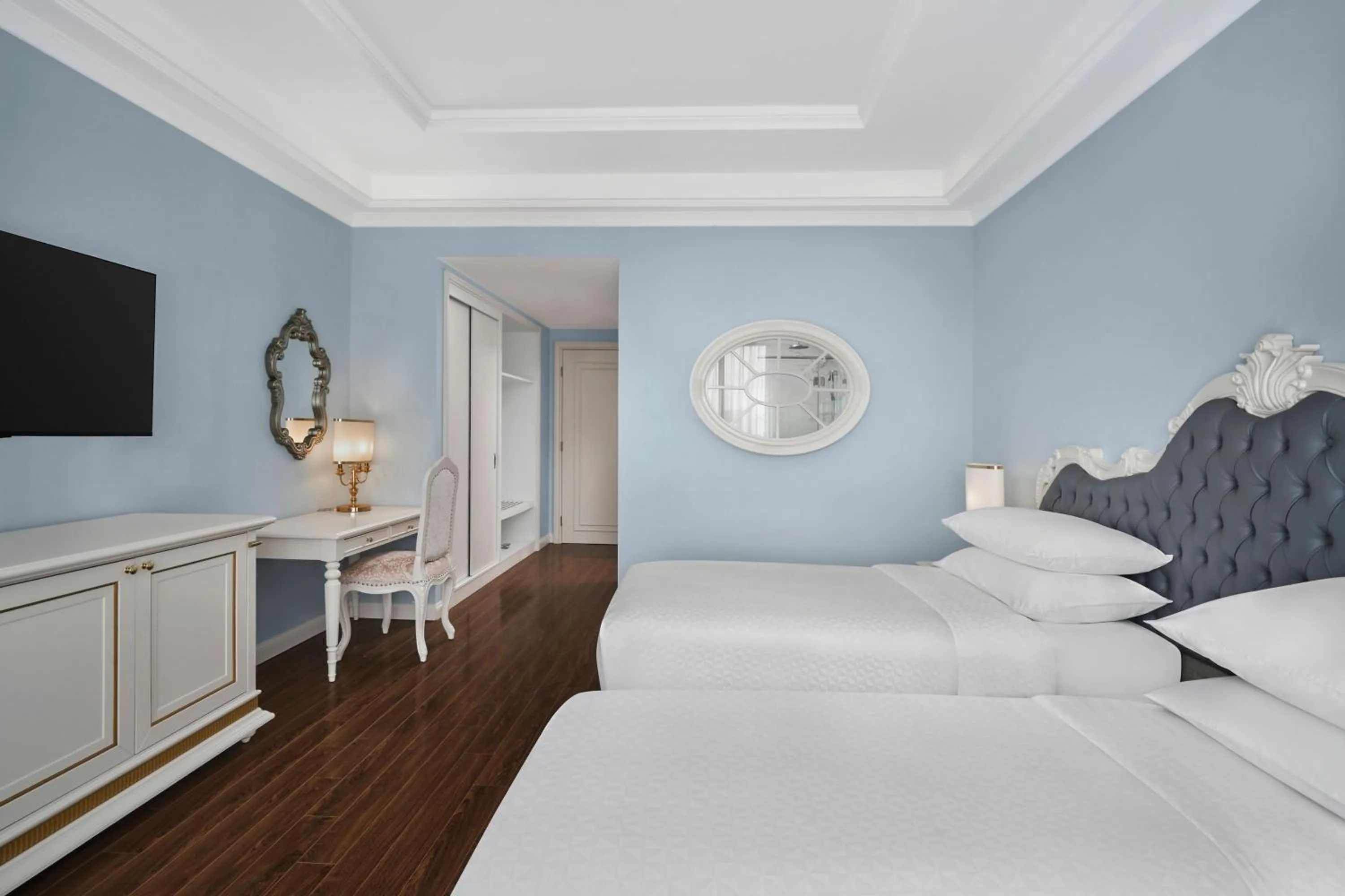 Photo of the whole room, Bed in Four Points by Sheraton Lang Son