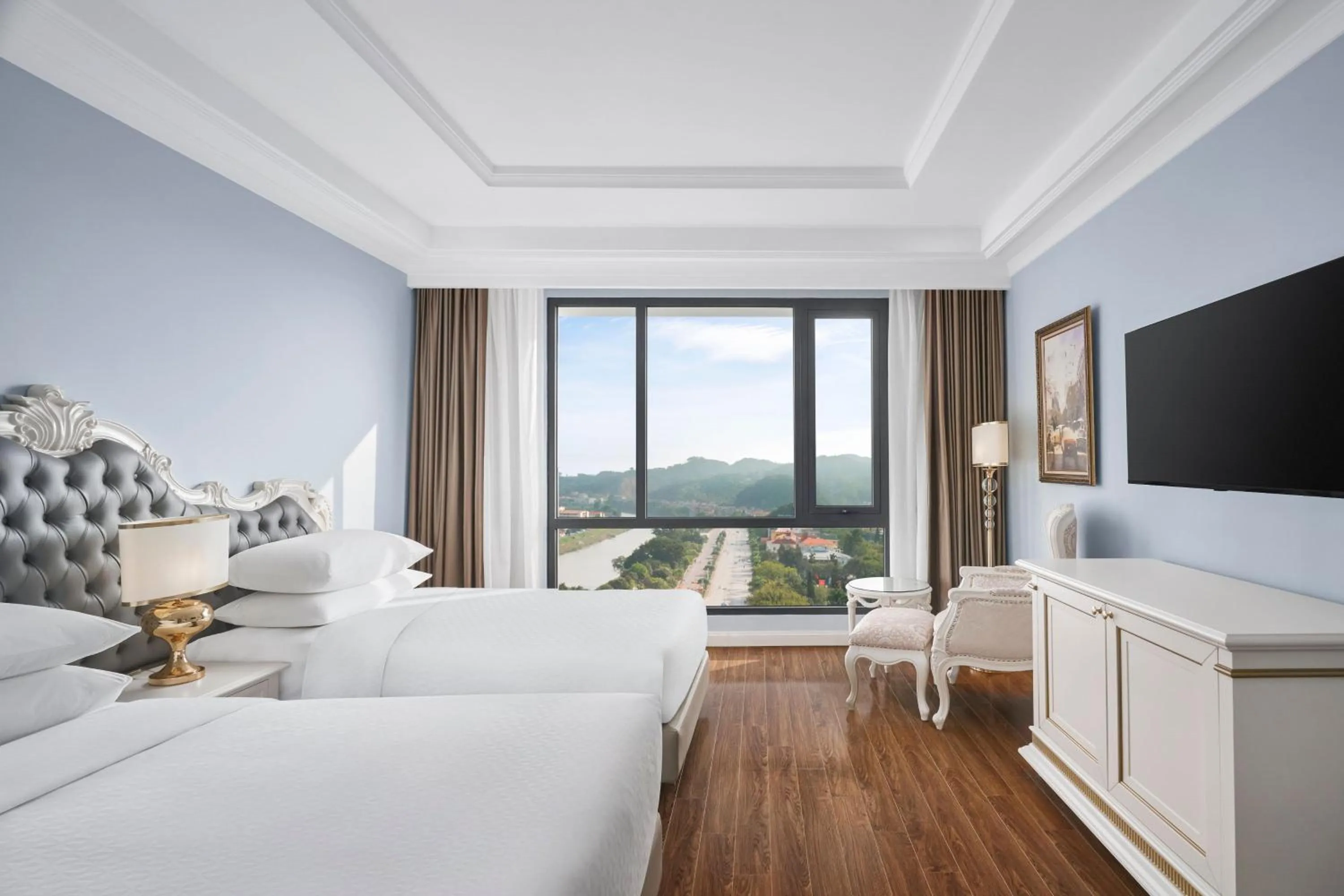 Photo of the whole room, Bed in Four Points by Sheraton Lang Son