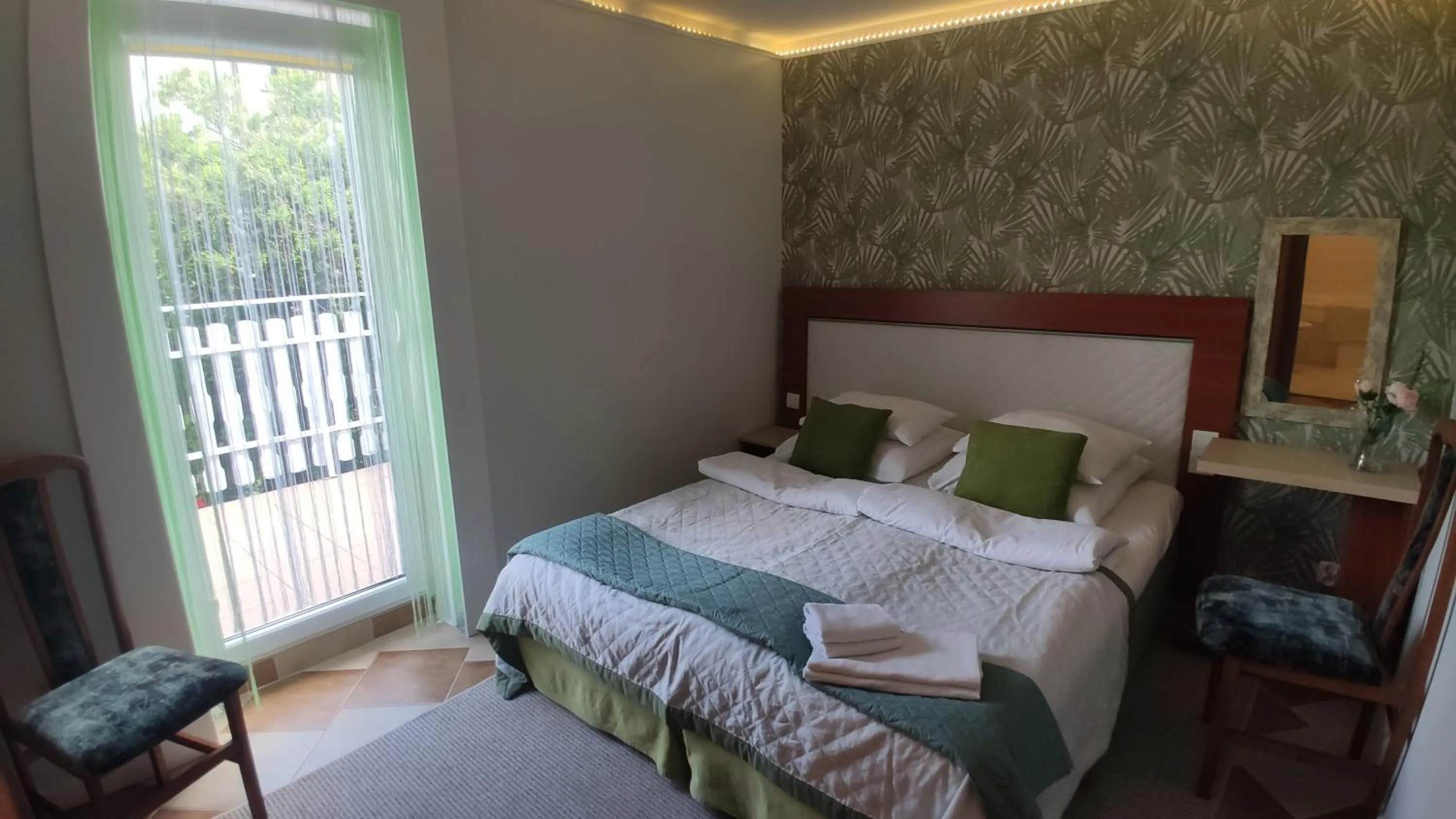 Photo of the whole room, Bed in OW Sargus