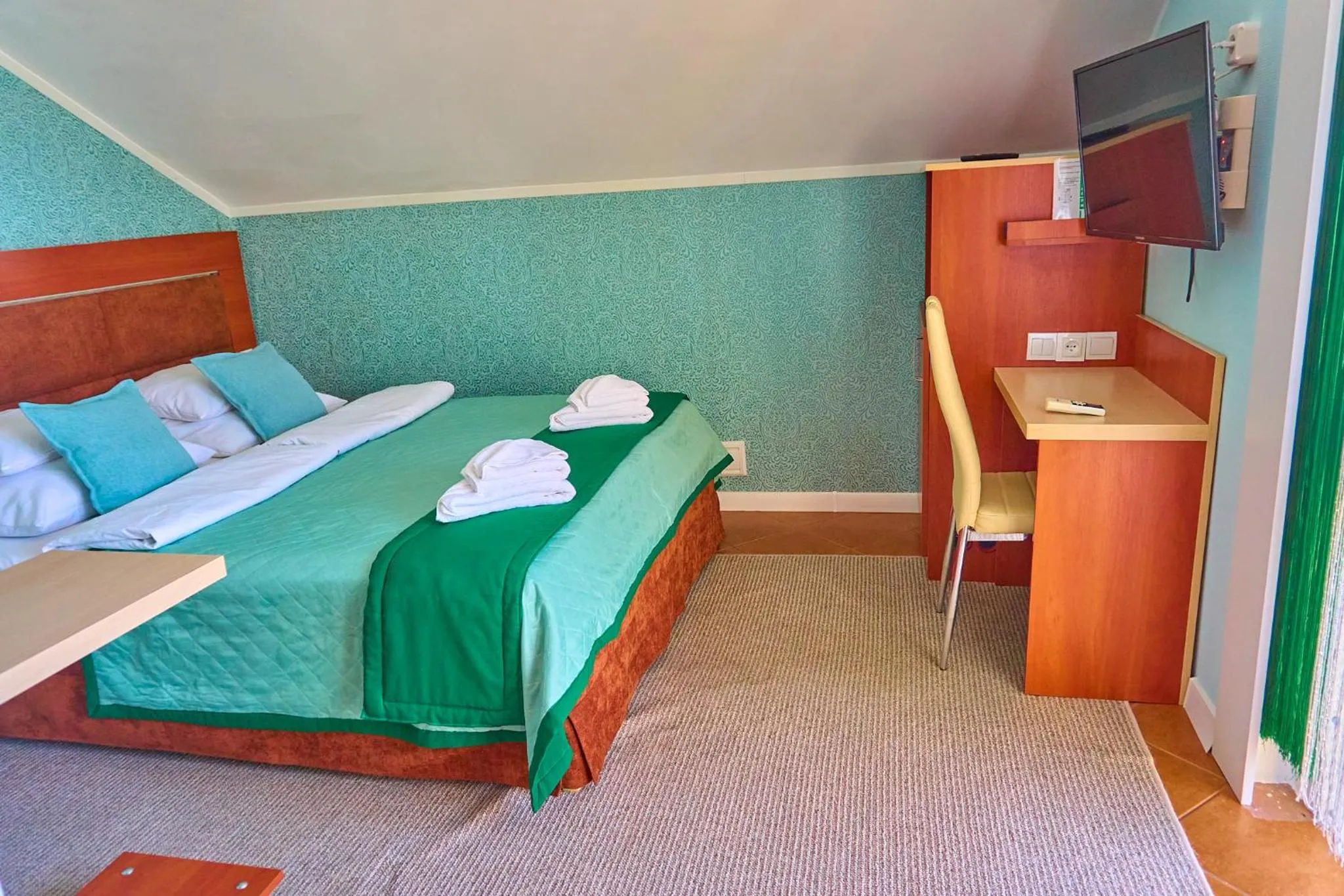 Photo of the whole room, Bed in OW Sargus