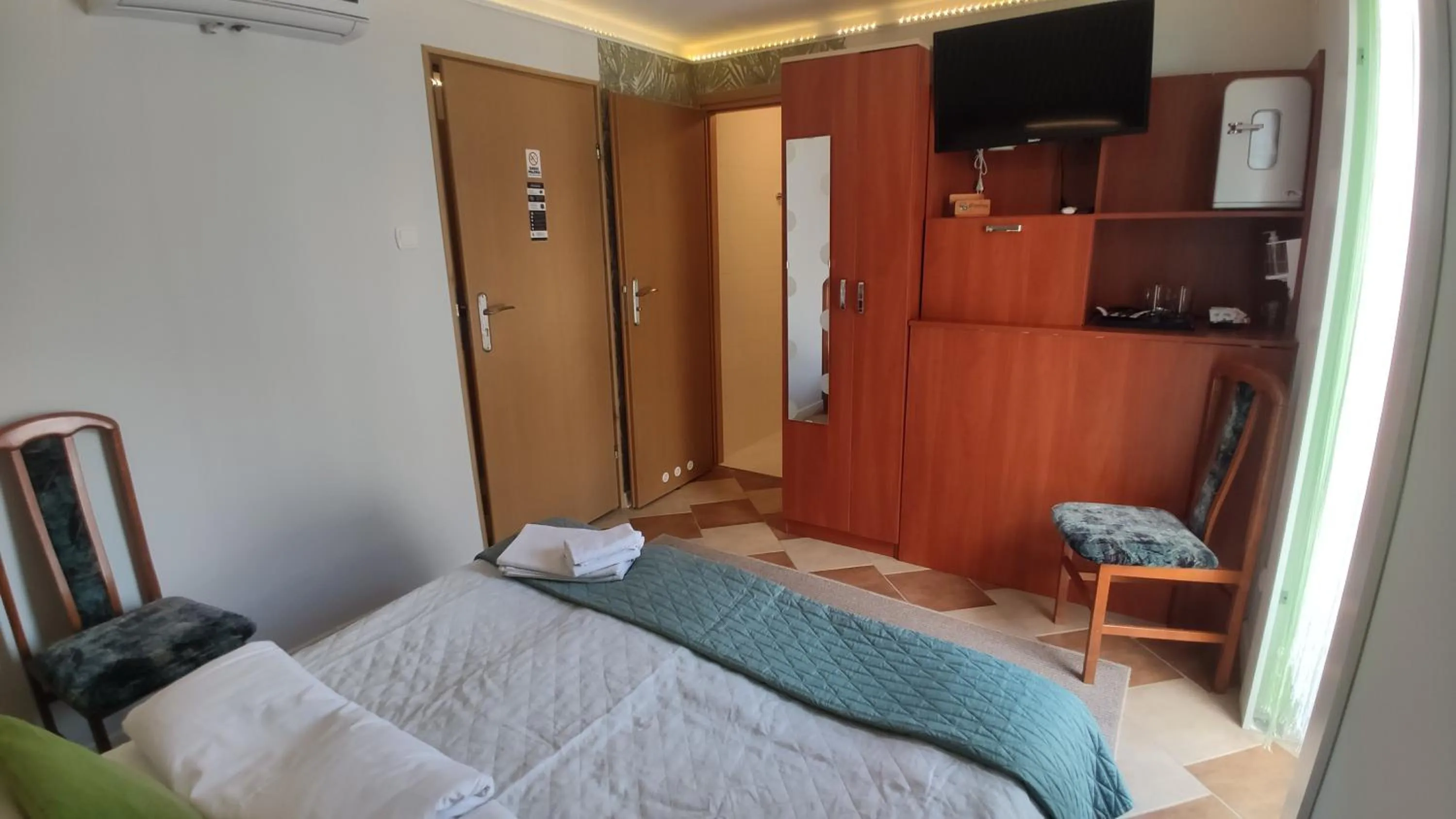 Photo of the whole room, Bed in OW Sargus