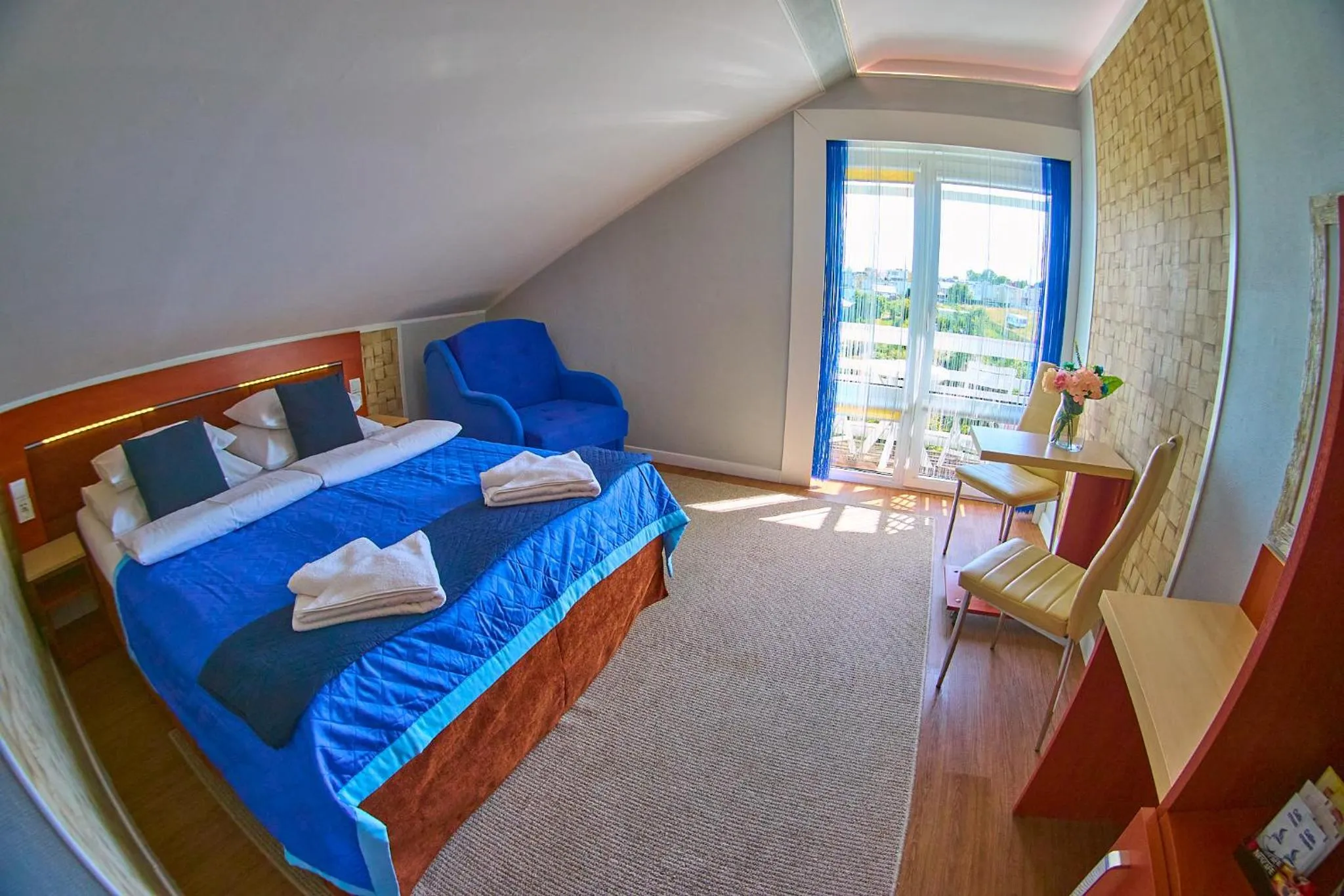 Photo of the whole room, Bed in OW Sargus