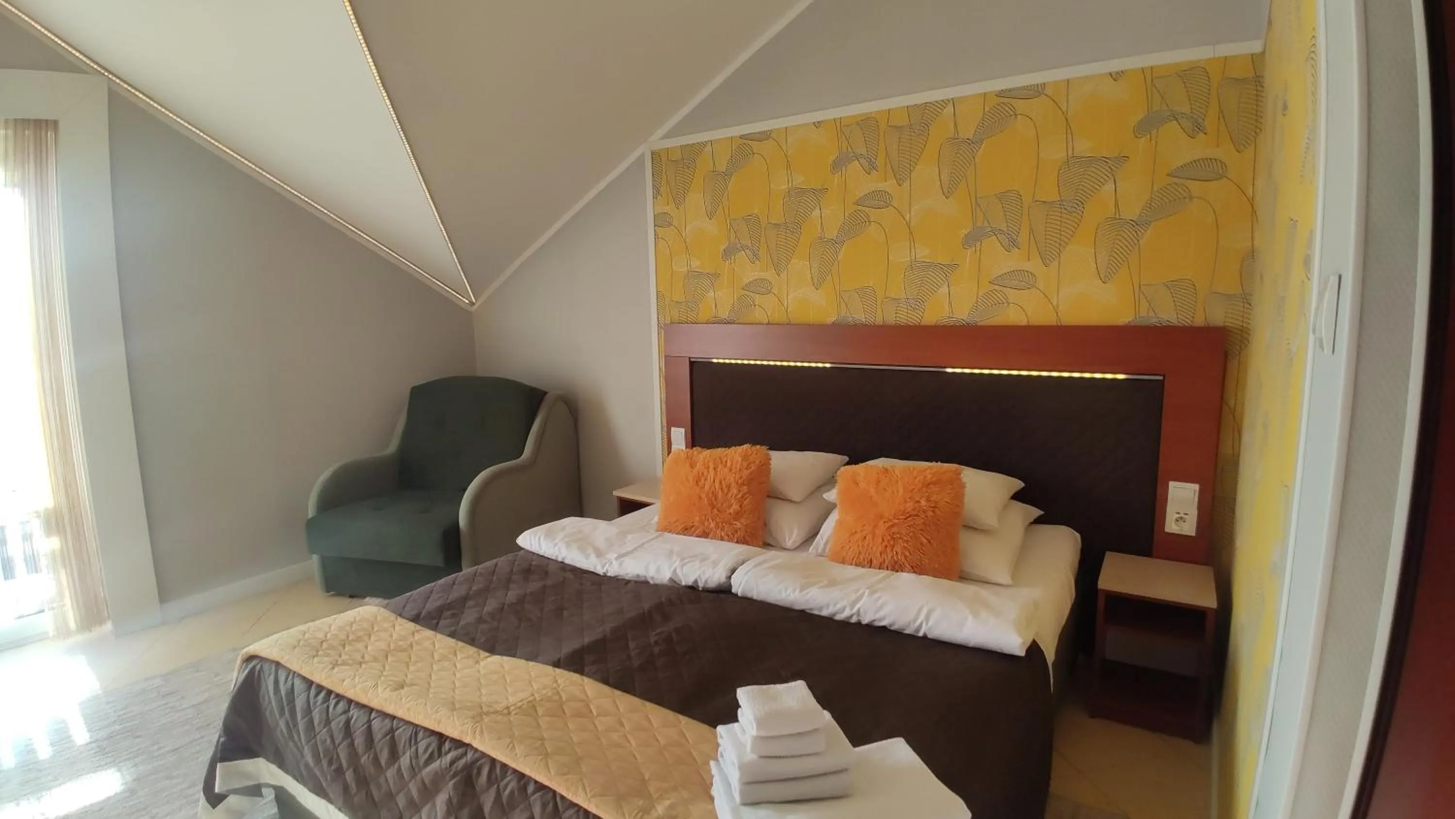 Photo of the whole room, Bed in OW Sargus