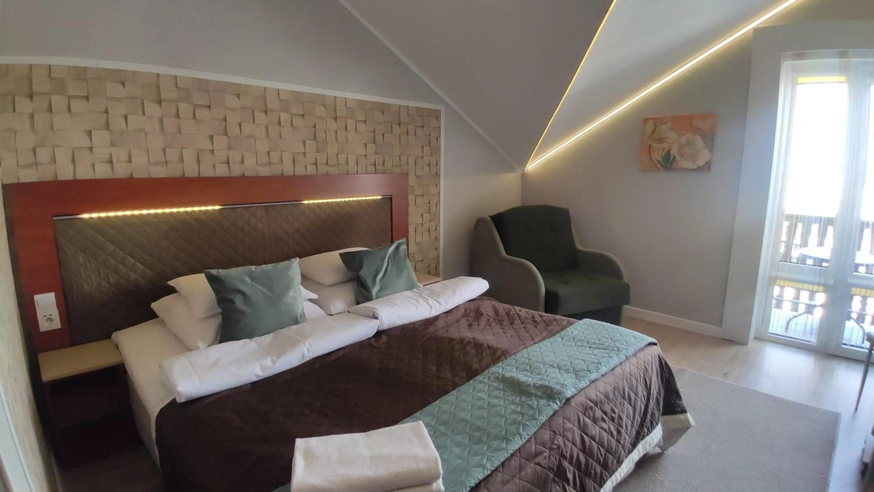 Photo of the whole room, Bed in OW Sargus