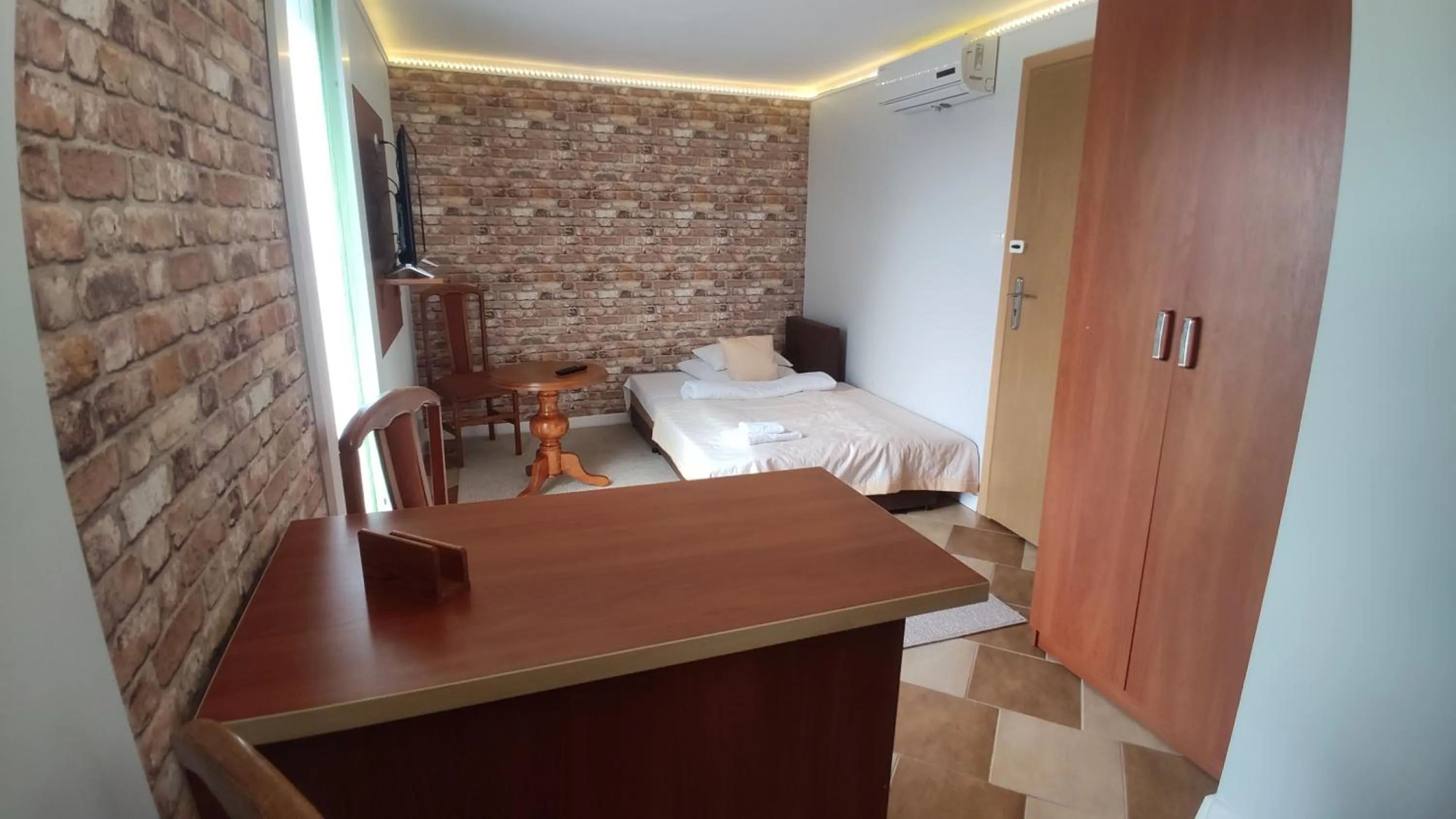 Photo of the whole room, Bed in OW Sargus