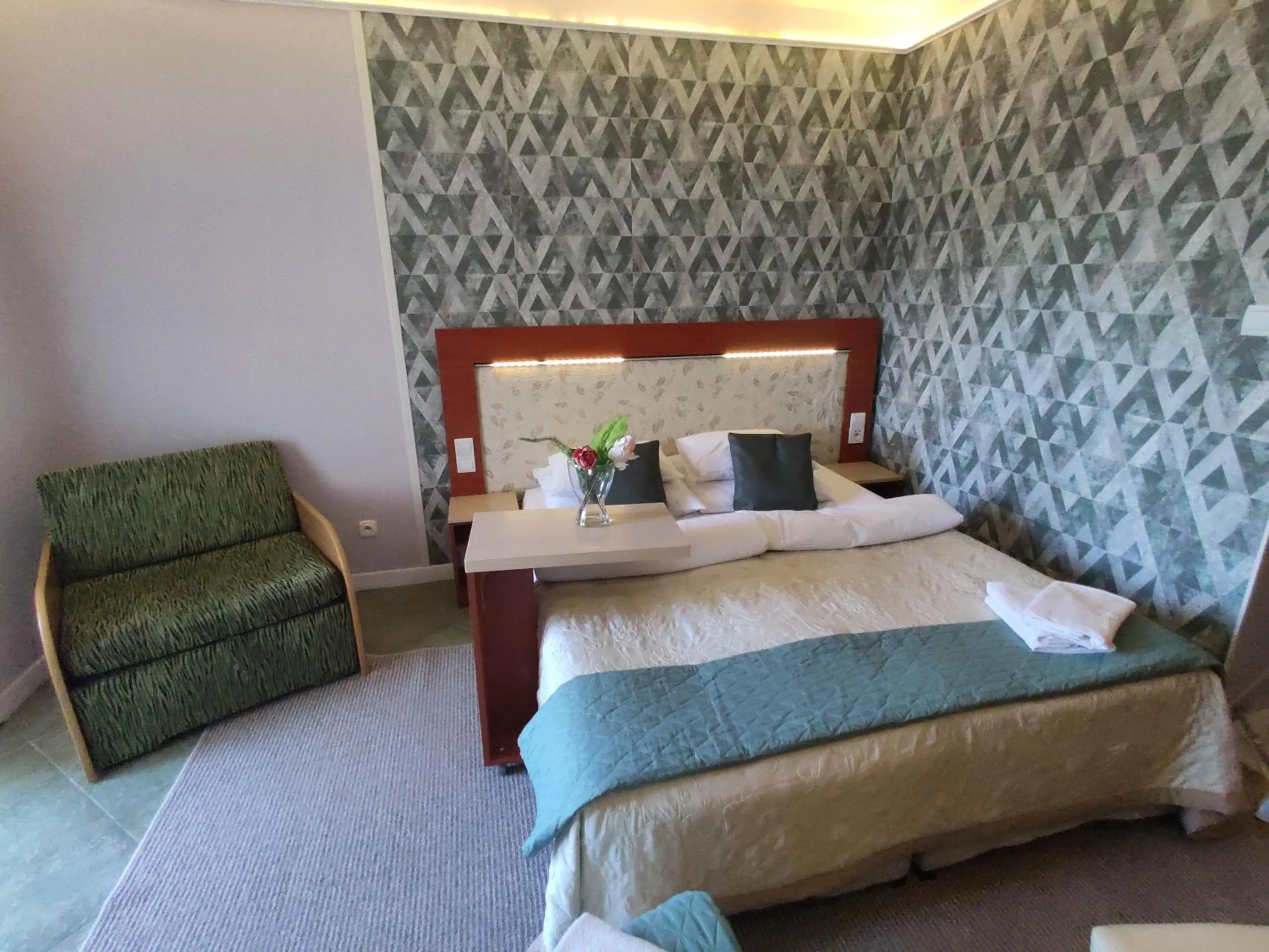 Photo of the whole room, Bed in OW Sargus