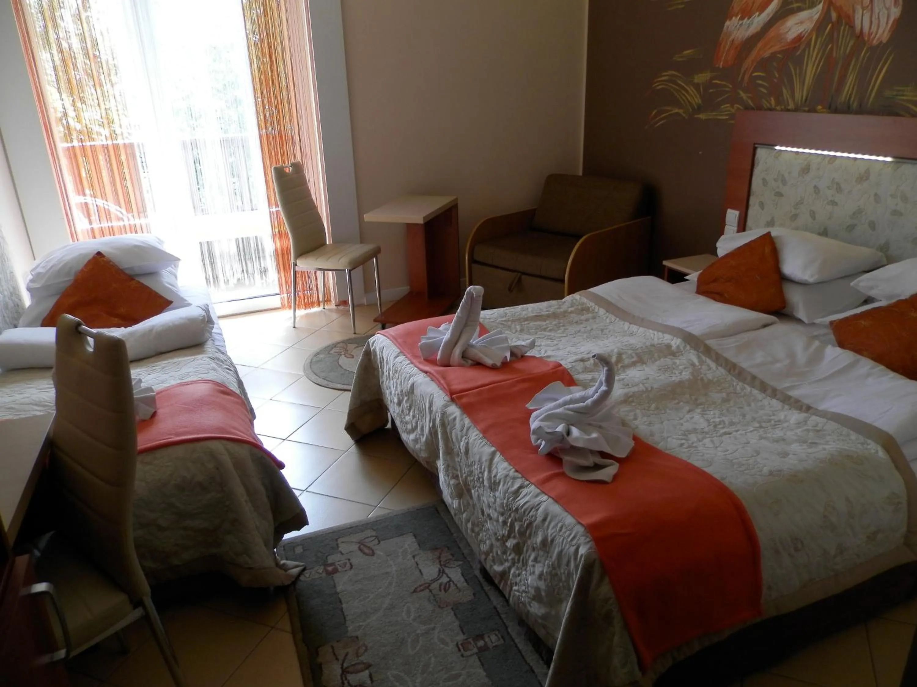 Photo of the whole room, Bed in OW Sargus