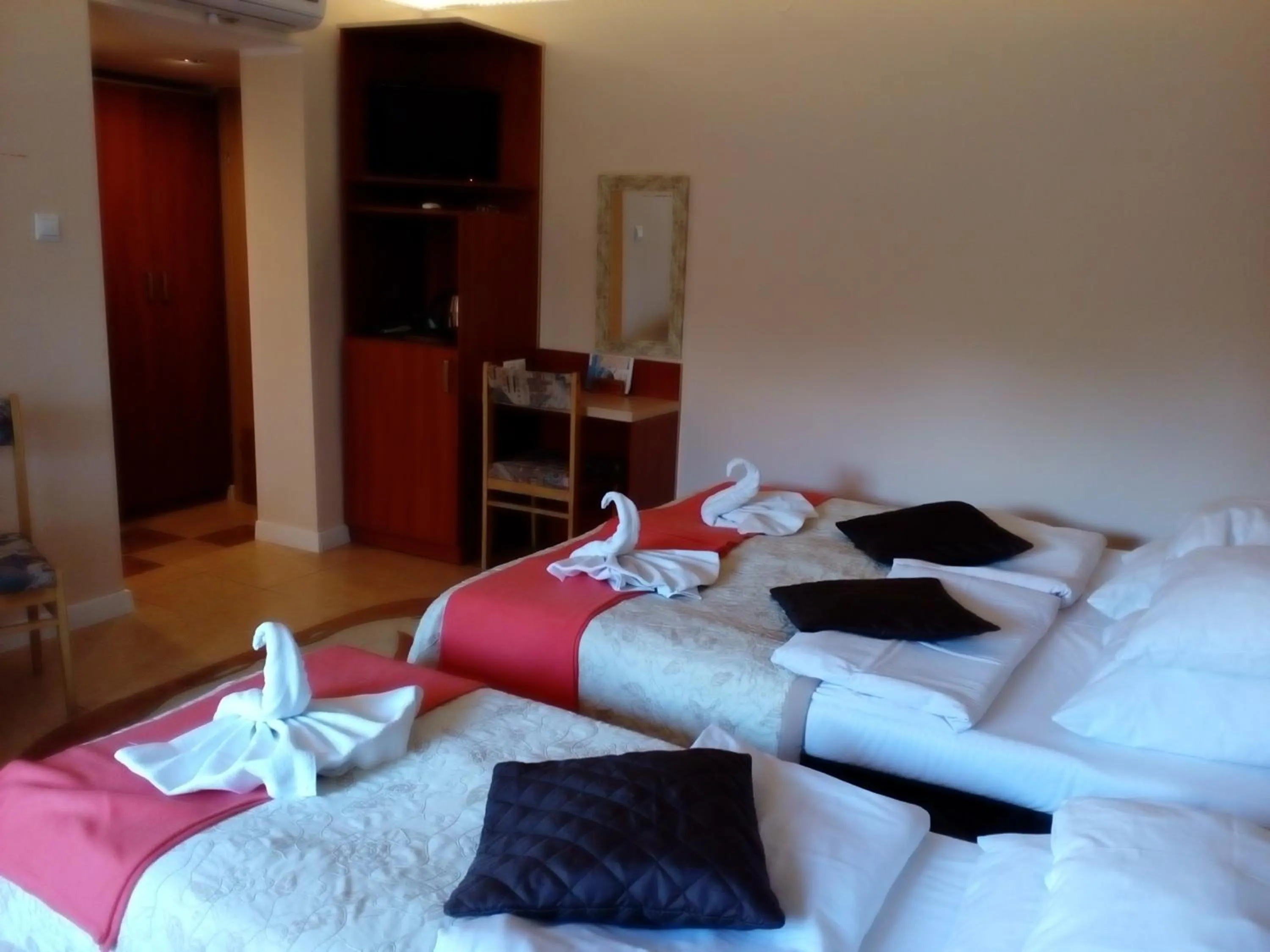 Photo of the whole room, Bed in OW Sargus