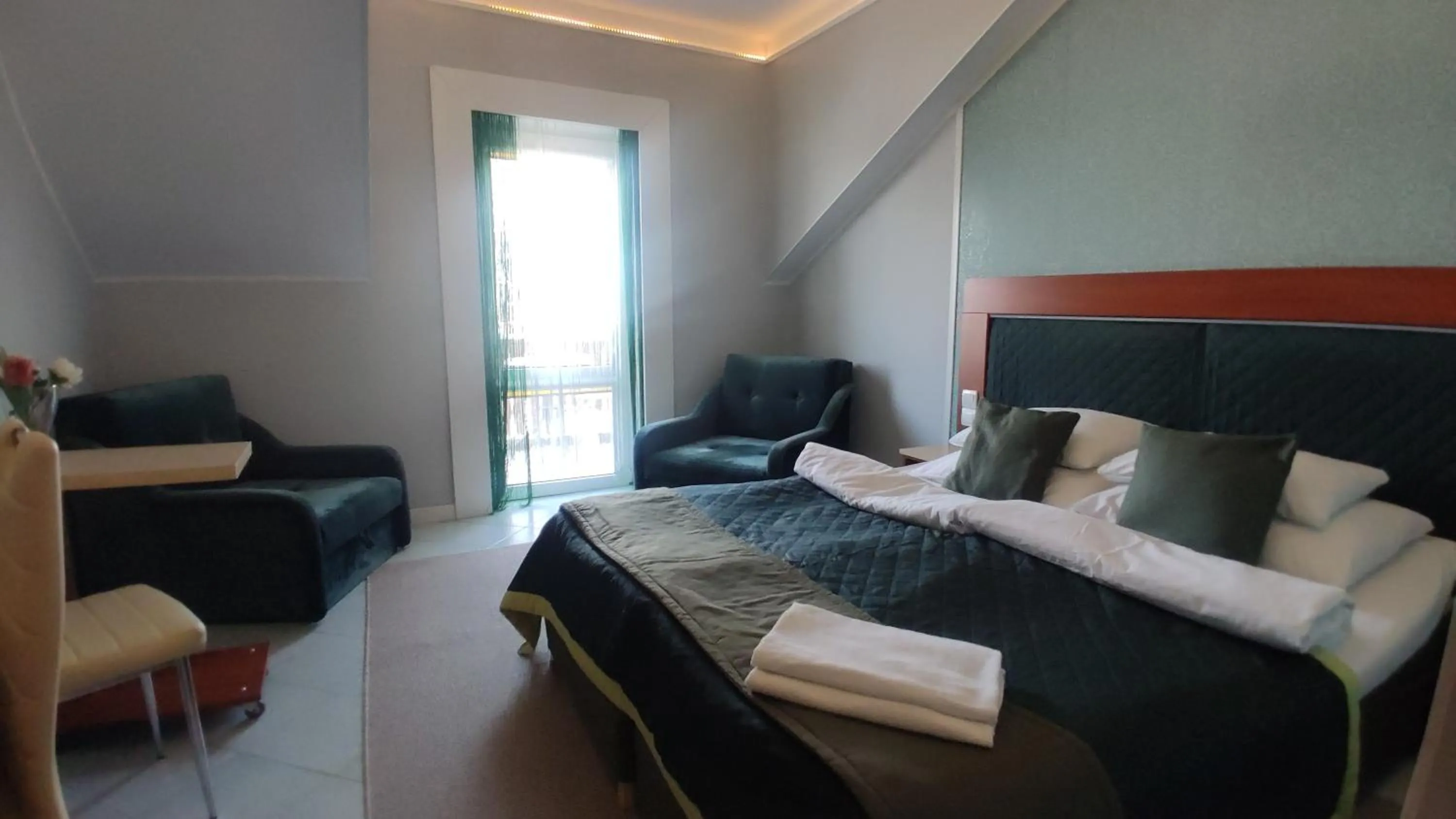 Photo of the whole room, Bed in OW Sargus