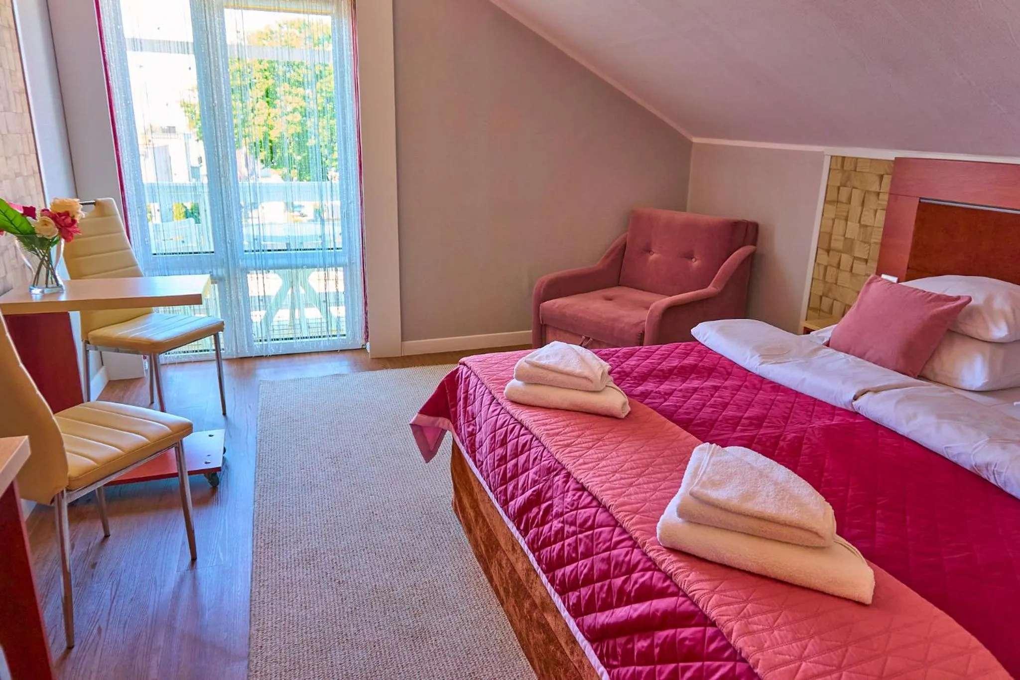 Photo of the whole room, Bed in OW Sargus