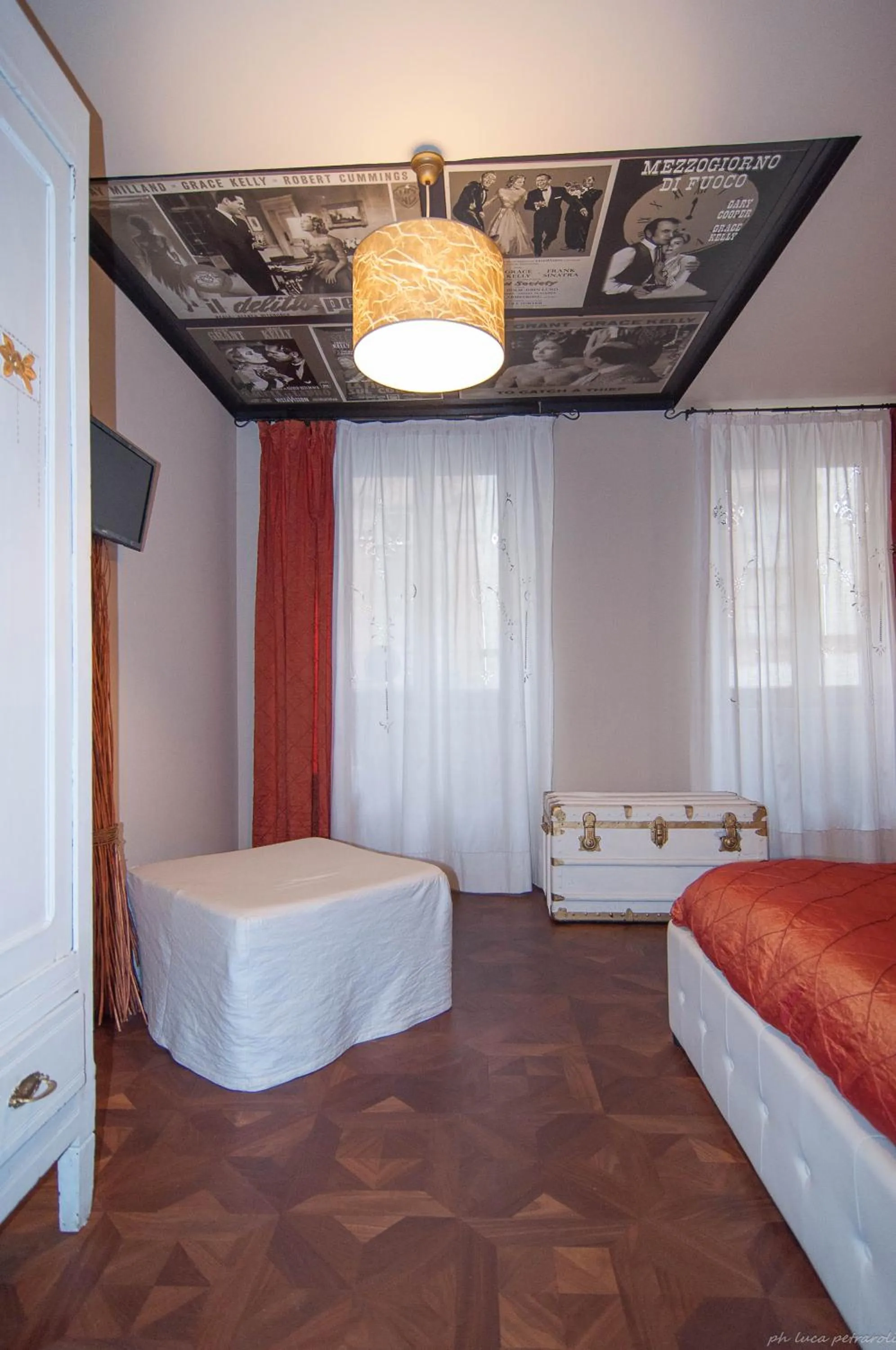 Photo of the whole room, Bed in Torino Chic