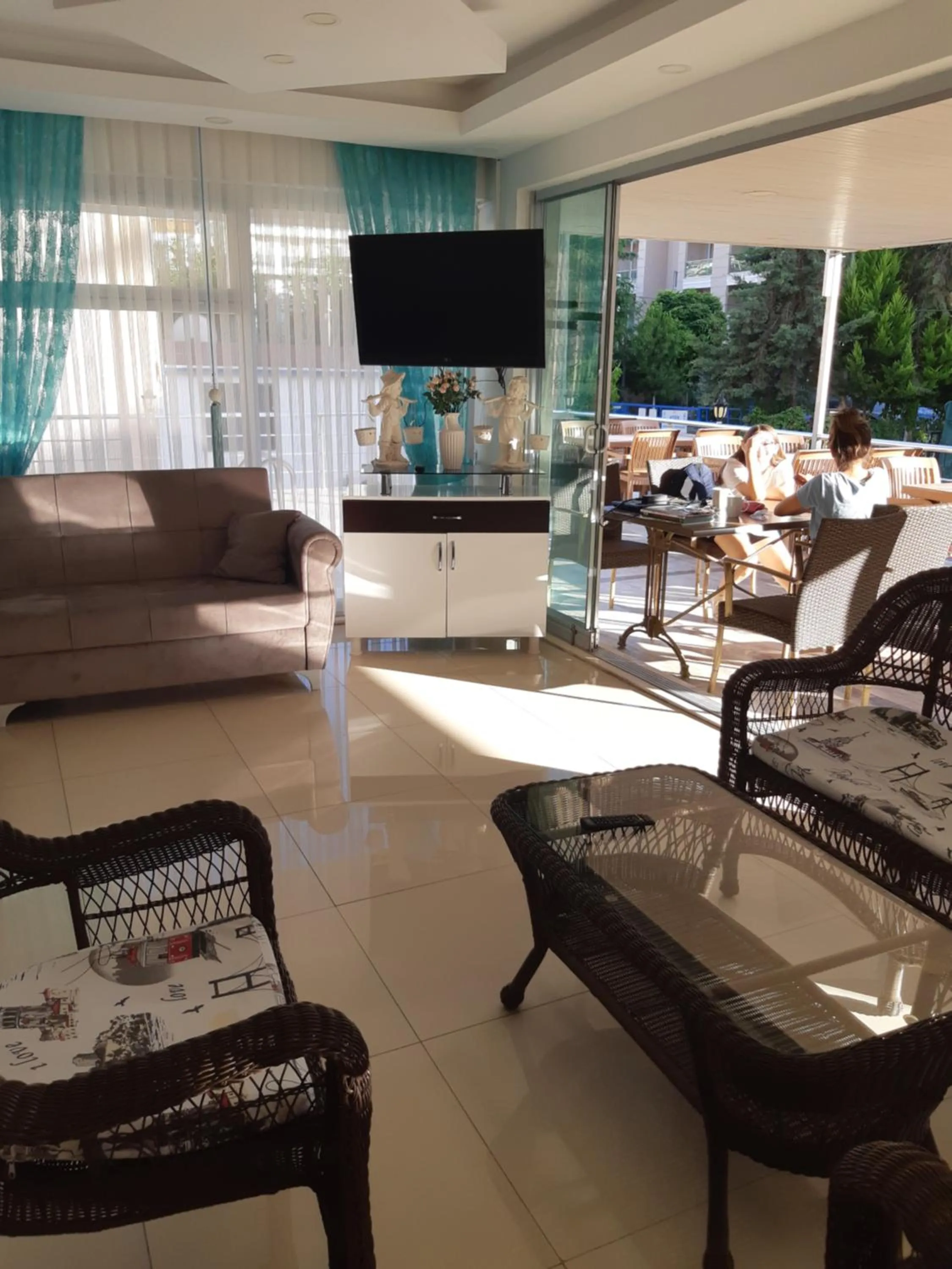 Seating area in Altunakar 1 Hotel