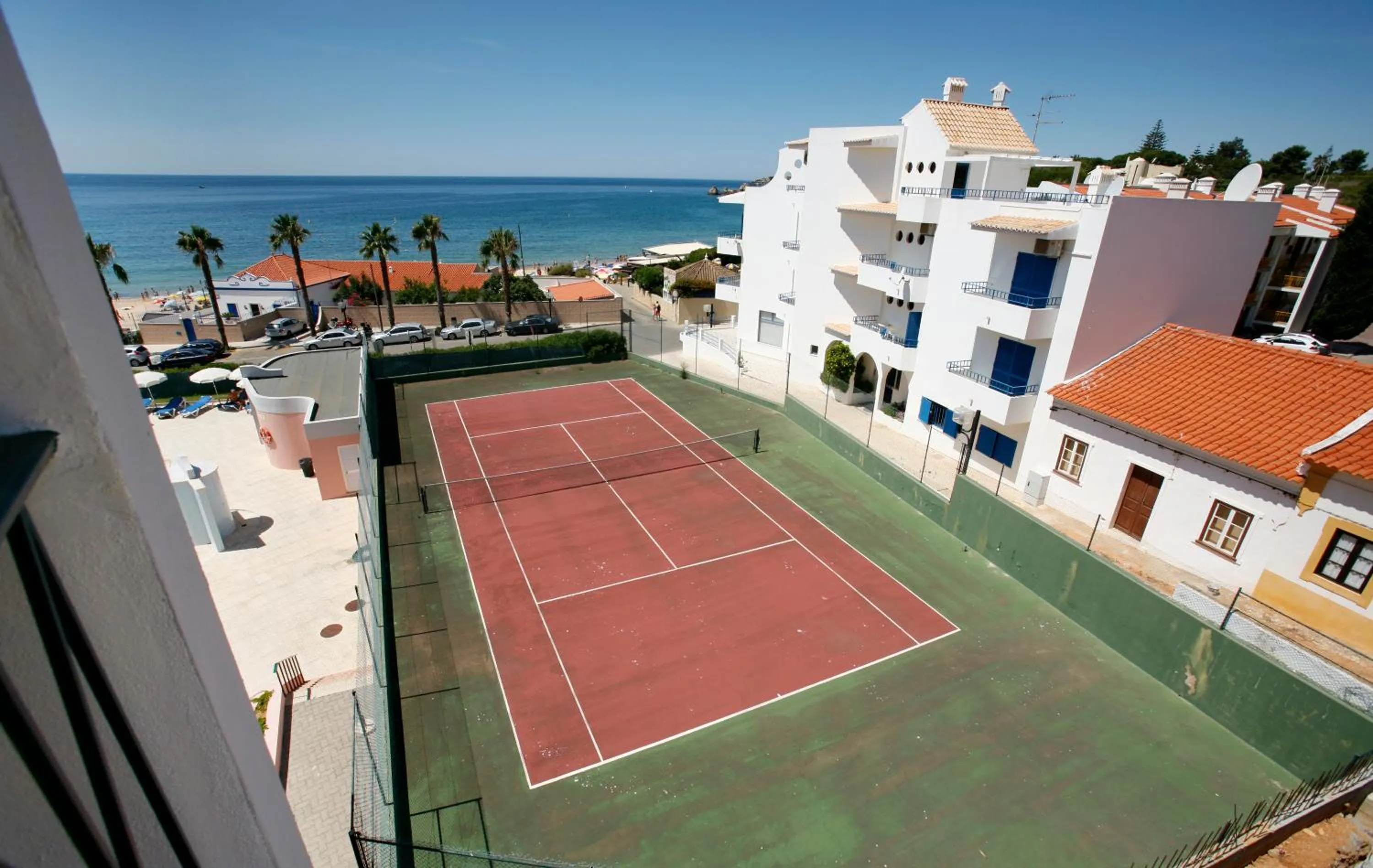 Tennis court in Apartamentos Coral do Vau