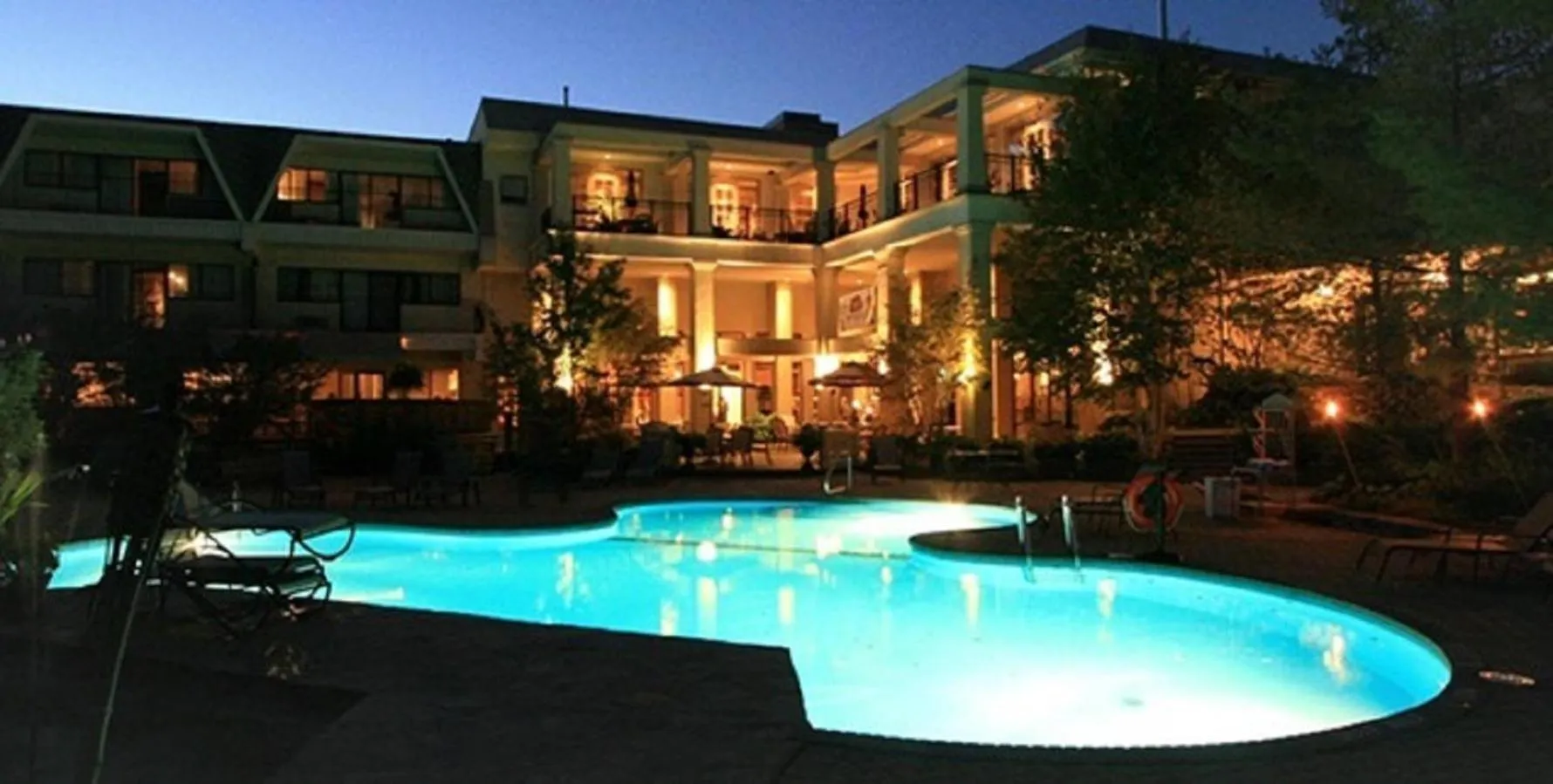 Swimming pool in Hockley Valley Resort