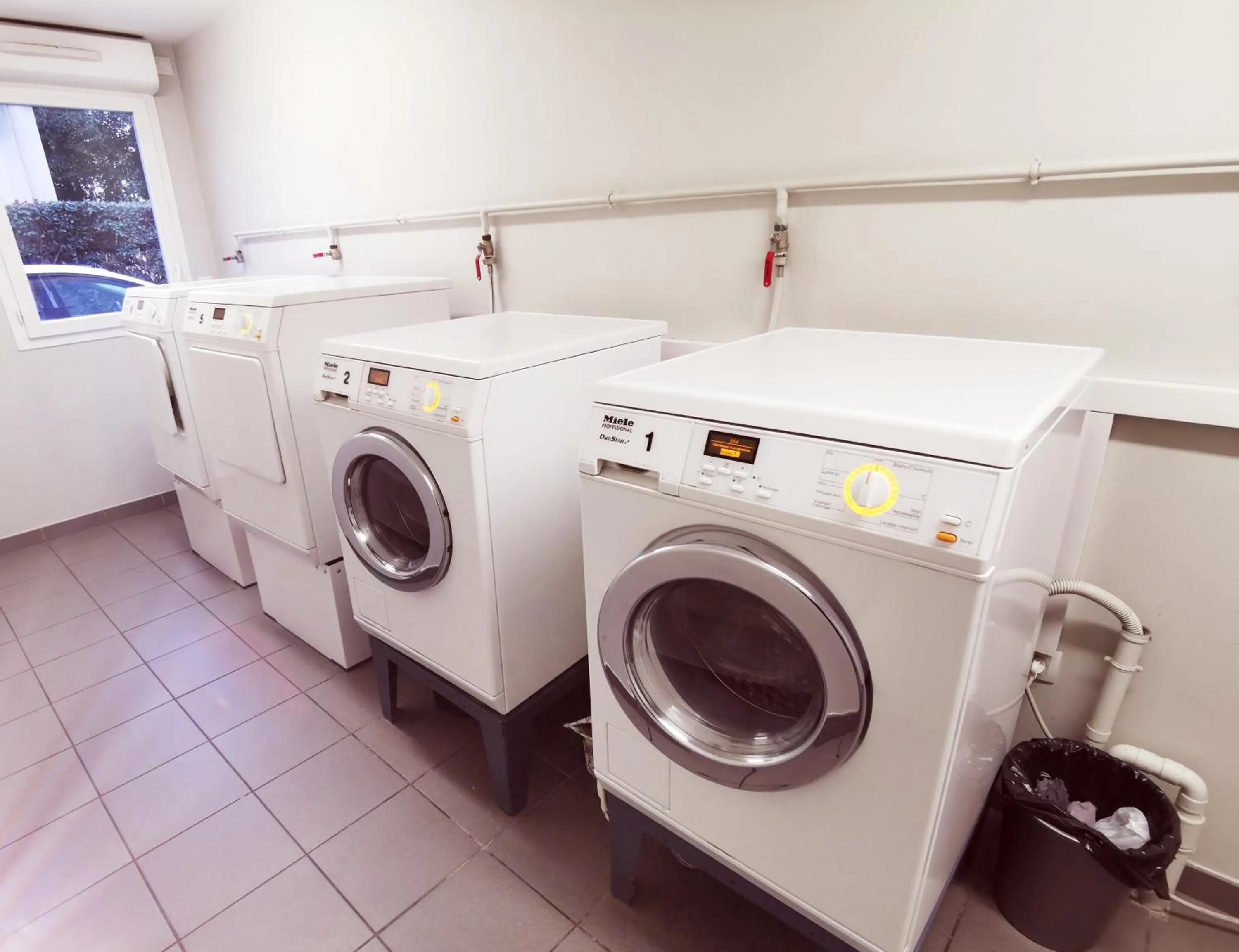 washing machine in Lagrange Aparthotel Toulouse Saint-Michel
