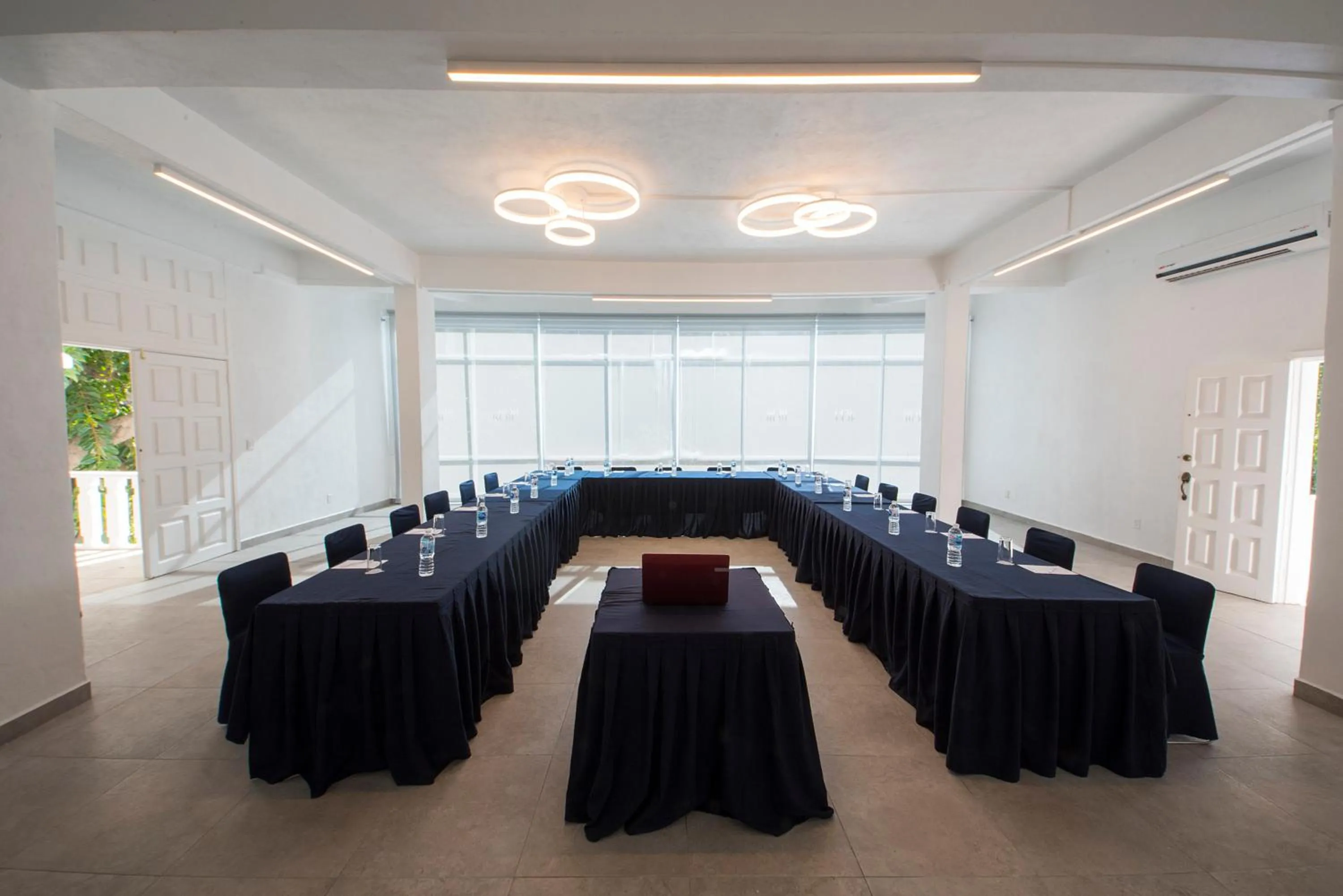 Business facilities in Villa Bejar Tequesquitengo