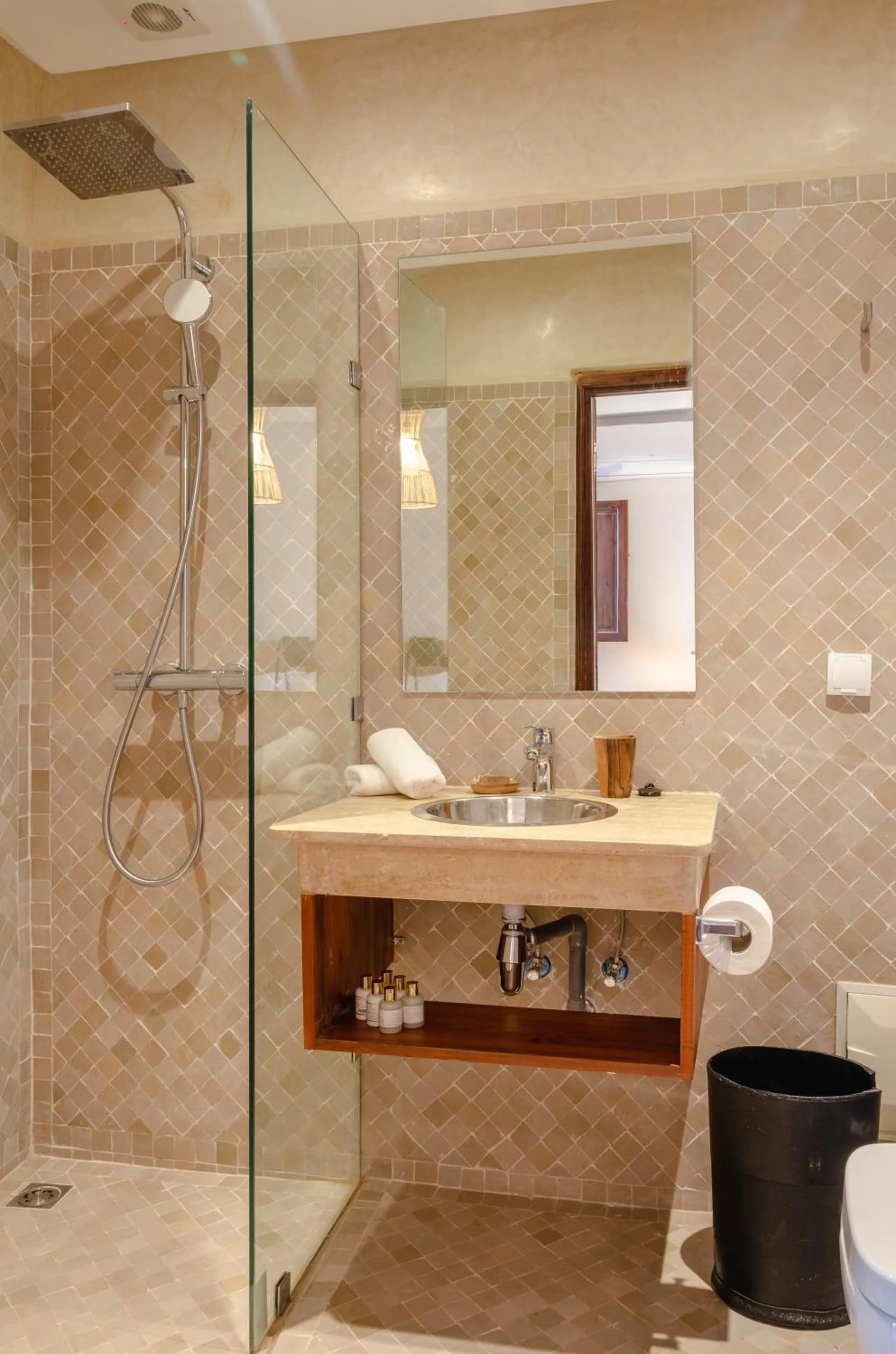 Shower in Riad Charaï