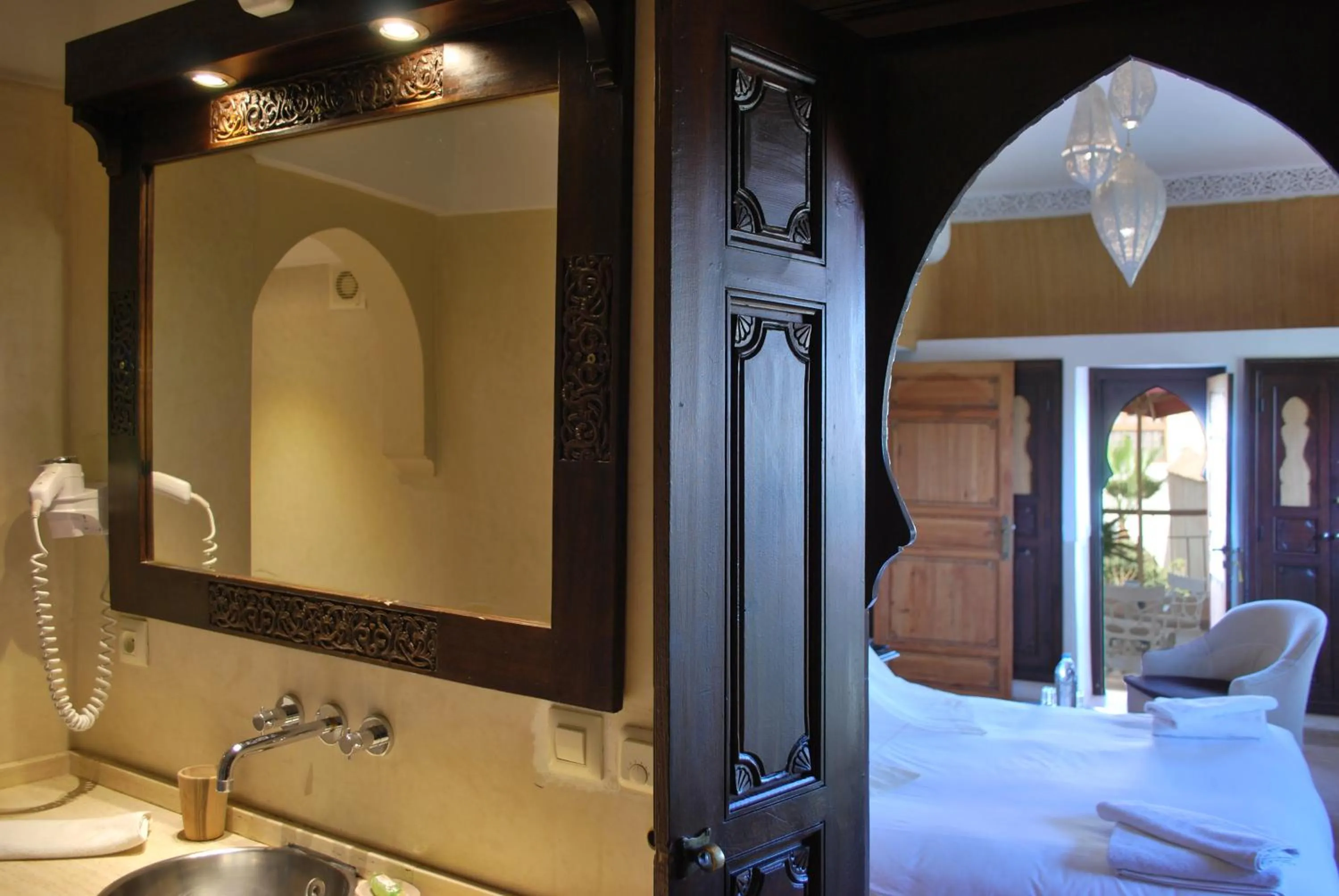 Bathroom, Bed in Riad Charaï