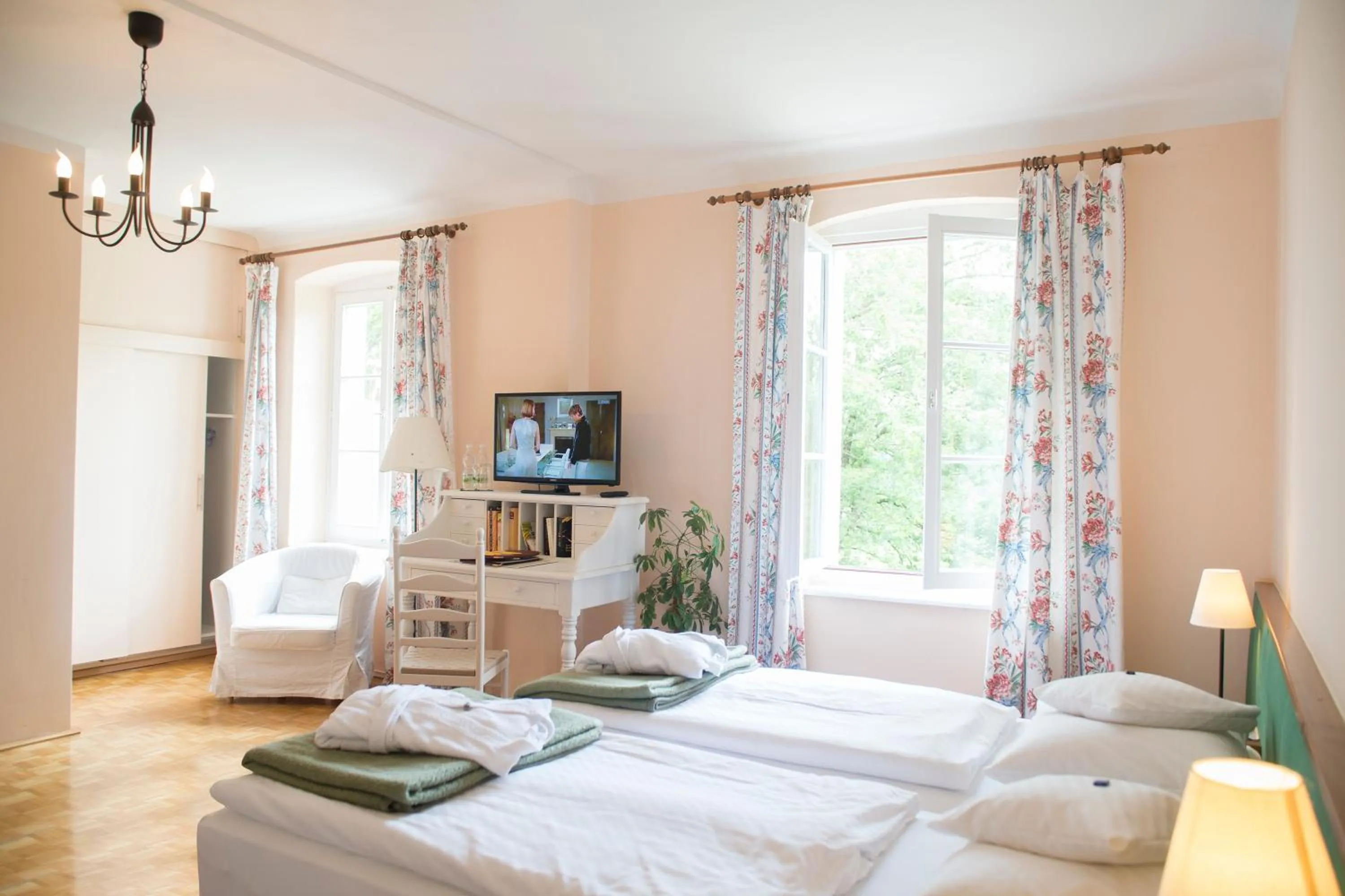 Photo of the whole room, Bed in Hotel Landsitz Pichlschloss
